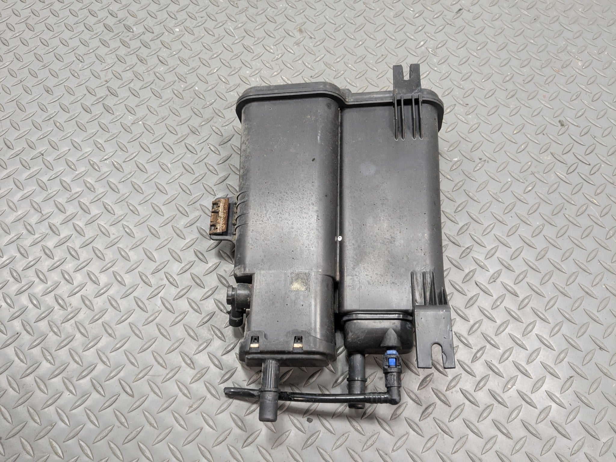 2004 - 2009 CADILLAC SRX OEM FUEL VAPOR GAS CHARCOAL EVAPORATOR CANISTER