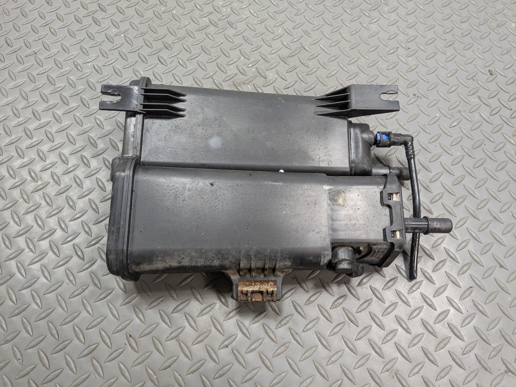 2004 - 2009 CADILLAC SRX OEM FUEL VAPOR GAS CHARCOAL EVAPORATOR CANISTER