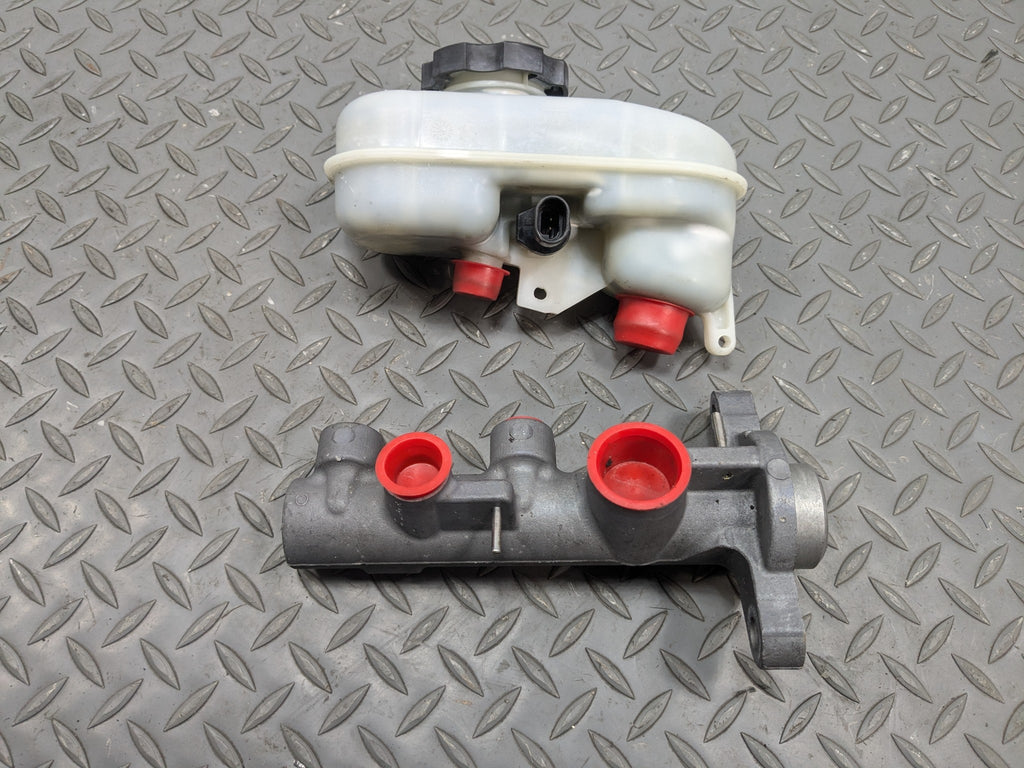 2004 - 2009 CADILLAC SRX OEM BRAKE MASTER CYLINDER WITH RESERVOIR TANK ASSEMBLY
