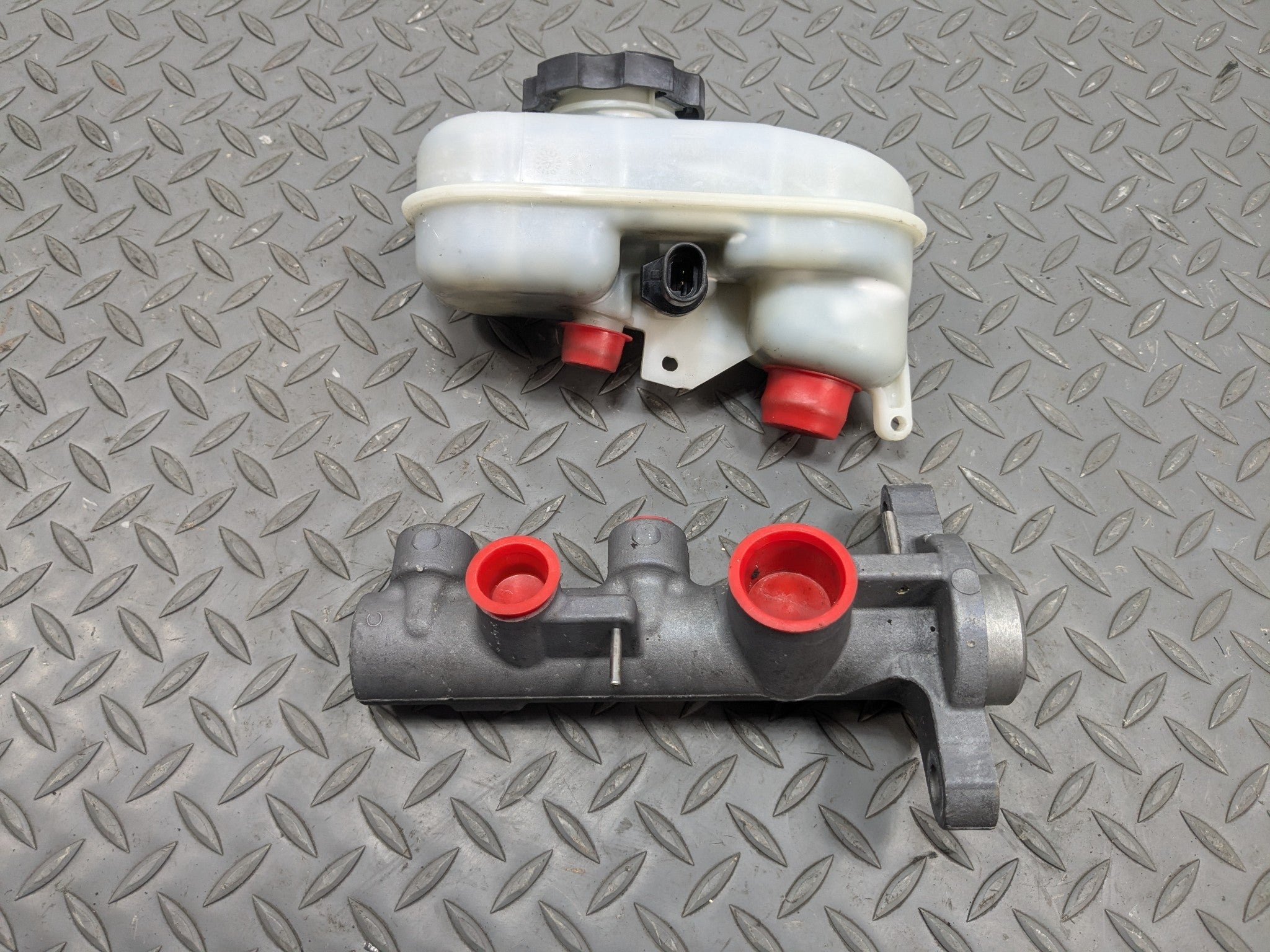 2004 - 2009 CADILLAC SRX OEM BRAKE MASTER CYLINDER WITH RESERVOIR TANK ASSEMBLY