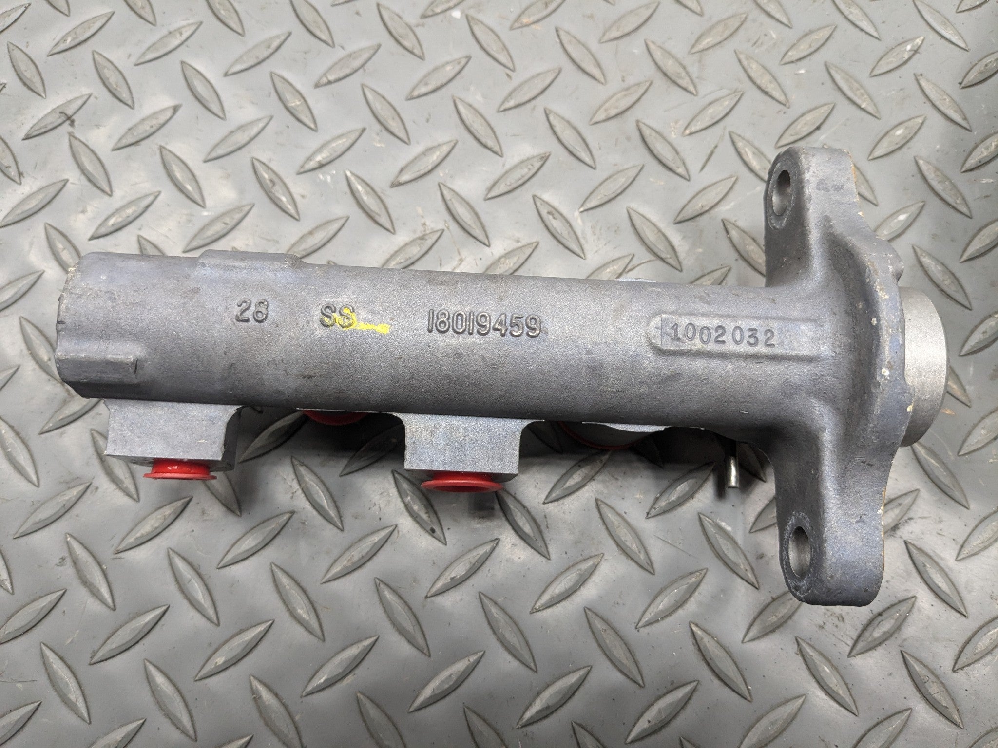 2004 - 2009 CADILLAC SRX OEM BRAKE MASTER CYLINDER WITH RESERVOIR TANK ASSEMBLY