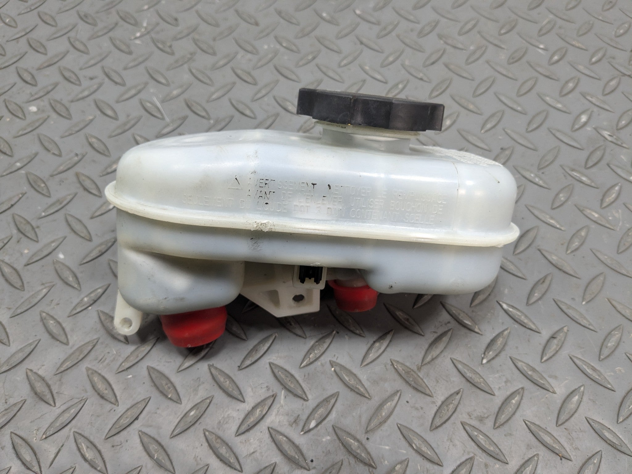 2004 - 2009 CADILLAC SRX OEM BRAKE MASTER CYLINDER WITH RESERVOIR TANK ASSEMBLY
