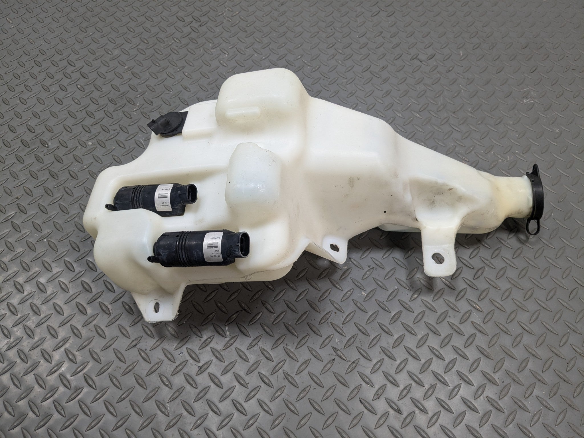 2004 - 2009 CADILLAC SRX OEM FRONT WINDSHIELD WASHER BOTTLE FLUID RESERVOIR TANK