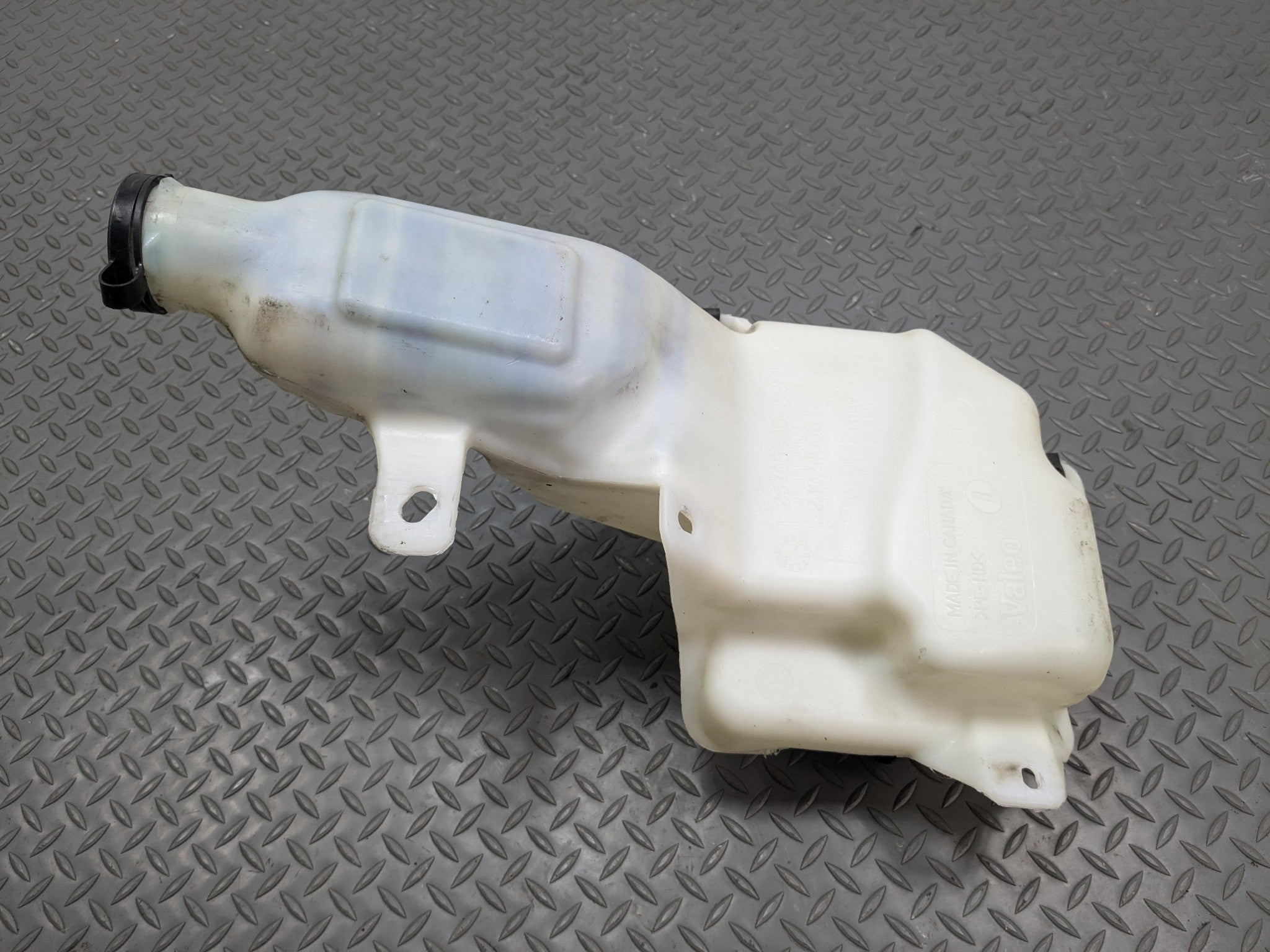 2004 - 2009 CADILLAC SRX OEM FRONT WINDSHIELD WASHER BOTTLE FLUID RESERVOIR TANK