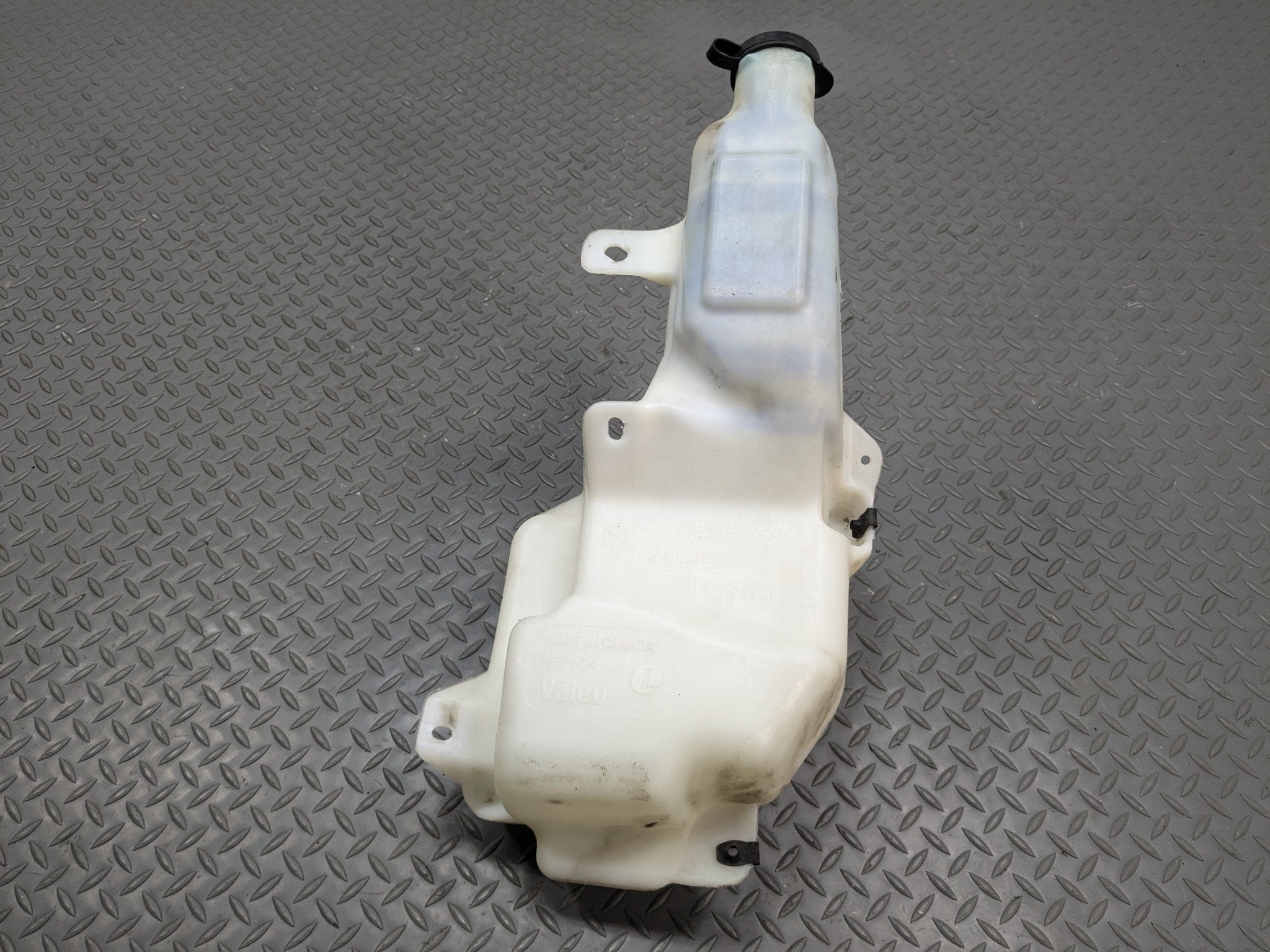 2004 - 2009 CADILLAC SRX OEM FRONT WINDSHIELD WASHER BOTTLE FLUID RESERVOIR TANK