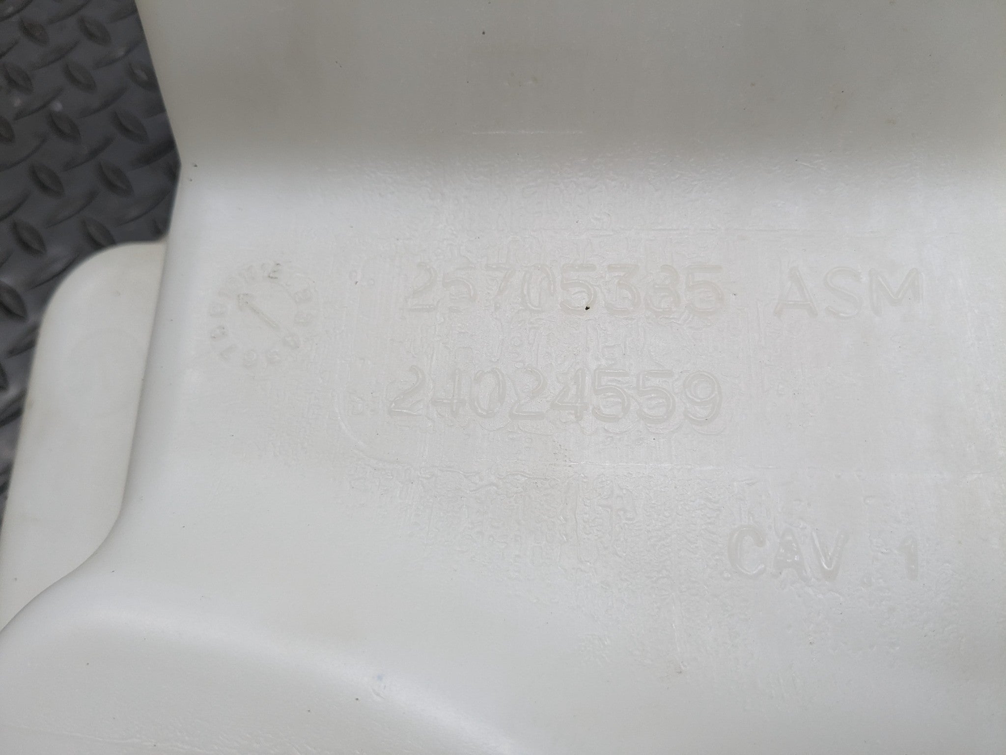 2004 - 2009 CADILLAC SRX OEM FRONT WINDSHIELD WASHER BOTTLE FLUID RESERVOIR TANK