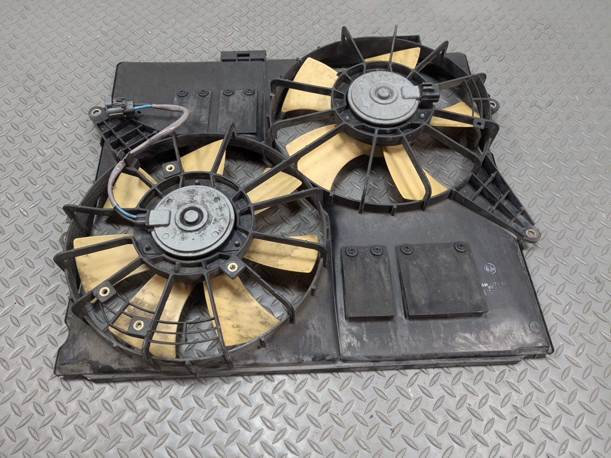 04 - 09 CADILLAC SRX OEM RADIATOR COOLING MOTOR DUAL FAN WITH SHROUD ASSEMBLY
