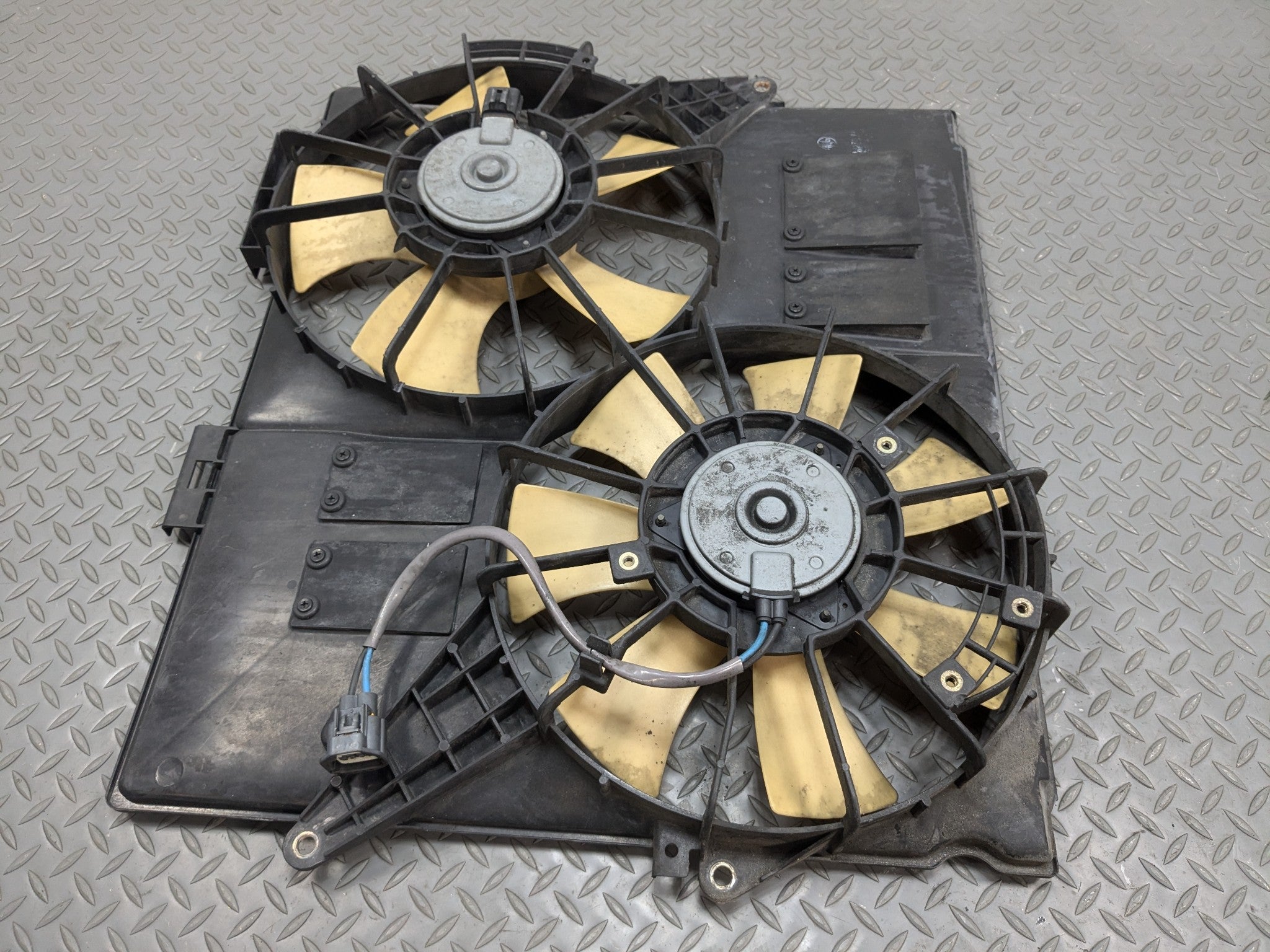 04 - 09 CADILLAC SRX OEM RADIATOR COOLING MOTOR DUAL FAN WITH SHROUD ASSEMBLY