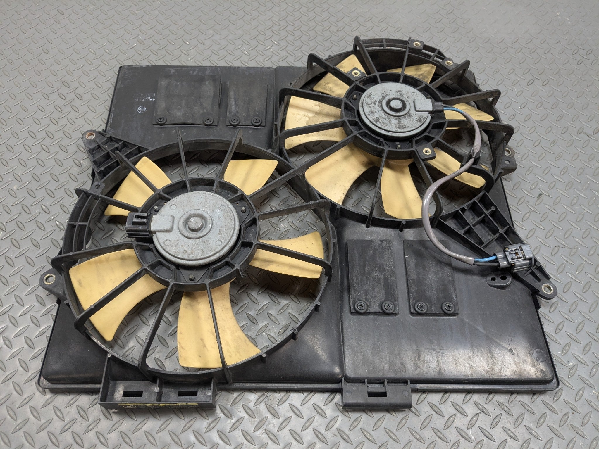 04 - 09 CADILLAC SRX OEM RADIATOR COOLING MOTOR DUAL FAN WITH SHROUD ASSEMBLY