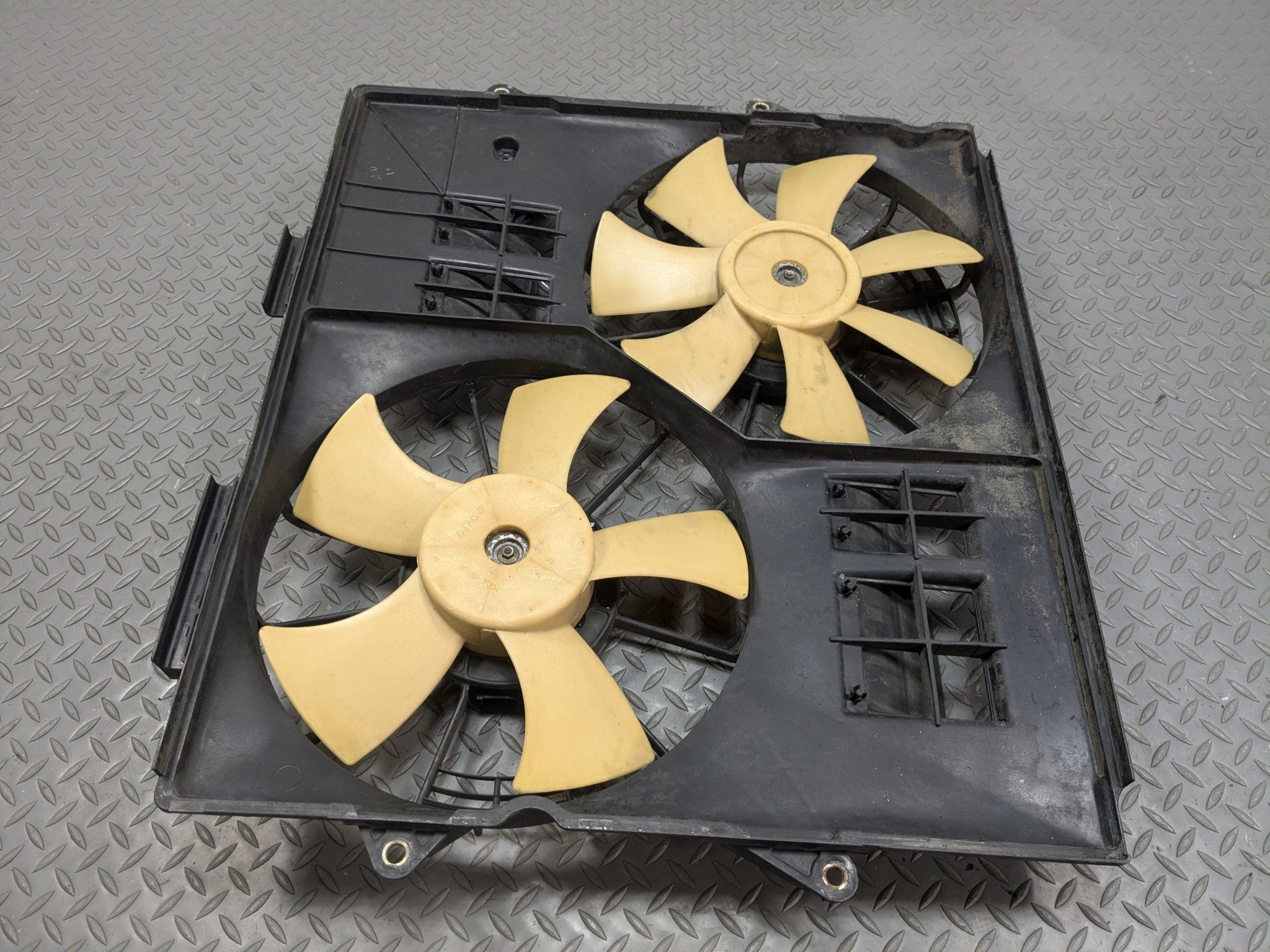 04 - 09 CADILLAC SRX OEM RADIATOR COOLING MOTOR DUAL FAN WITH SHROUD ASSEMBLY