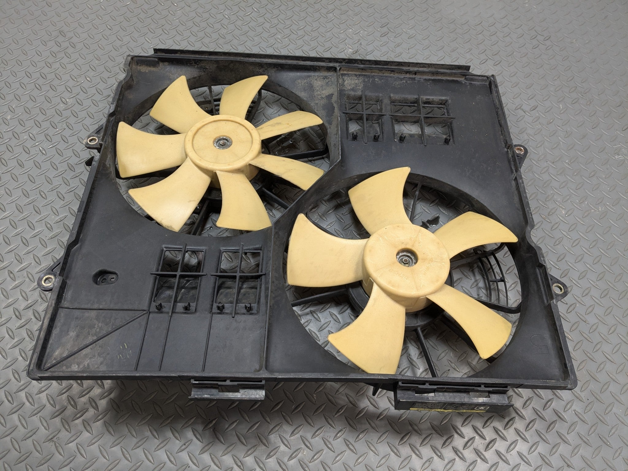 04 - 09 CADILLAC SRX OEM RADIATOR COOLING MOTOR DUAL FAN WITH SHROUD ASSEMBLY