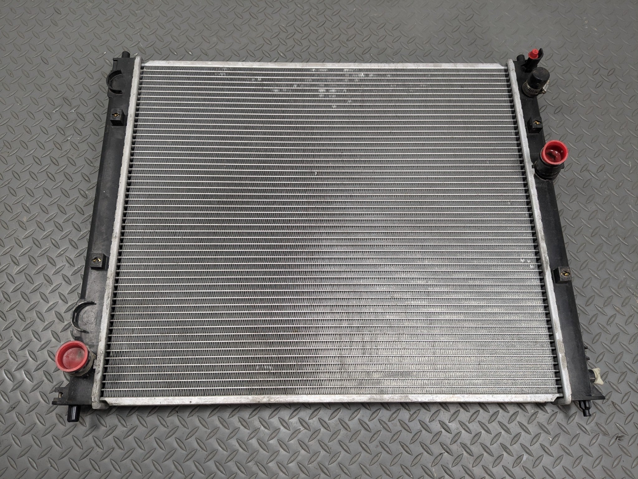 2004 - 2009 CADILLAC SRX OEM ENGINE MOTOR COOLING RADIATOR ASSEMBLY