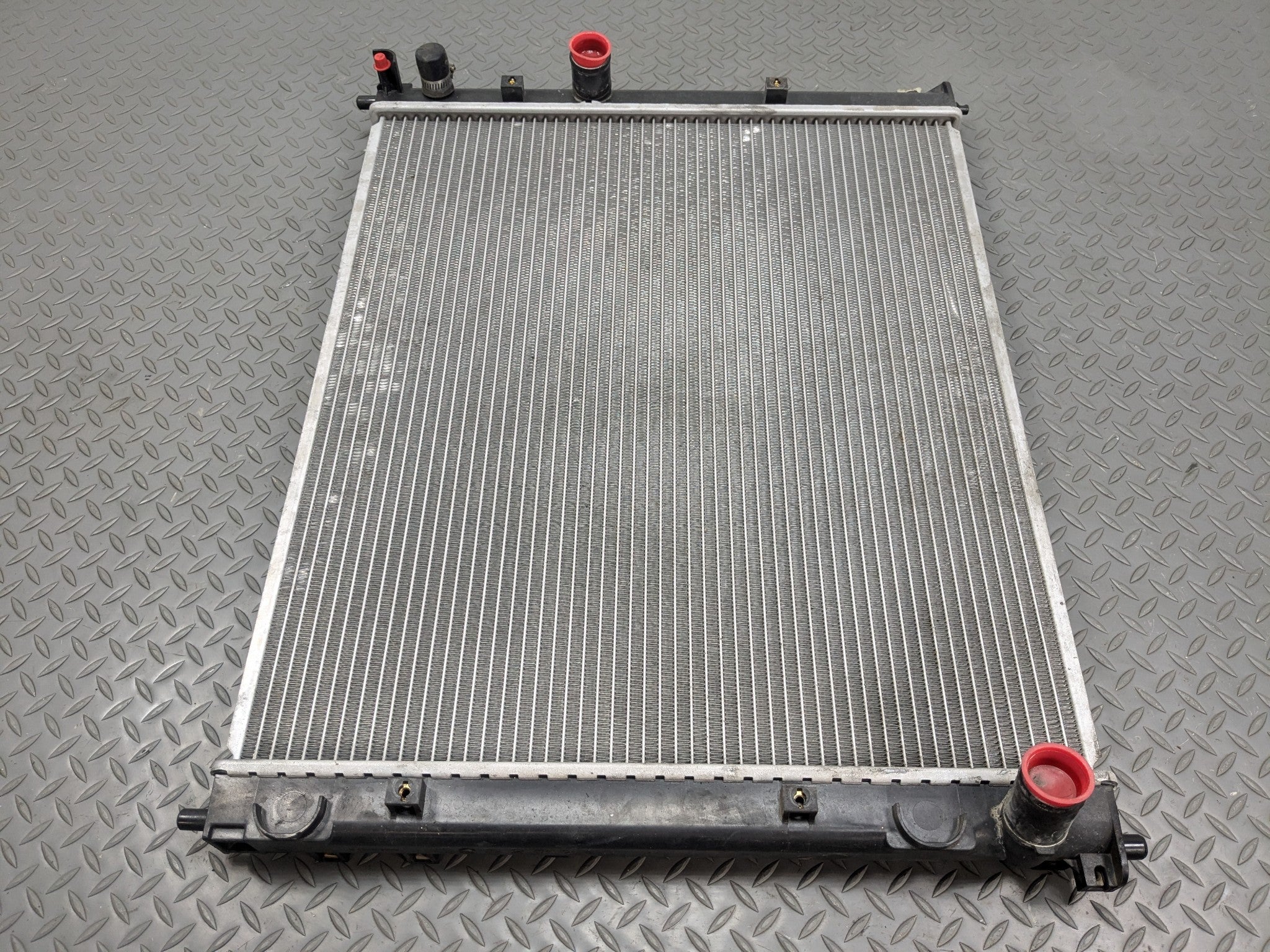 2004 - 2009 CADILLAC SRX OEM ENGINE MOTOR COOLING RADIATOR ASSEMBLY