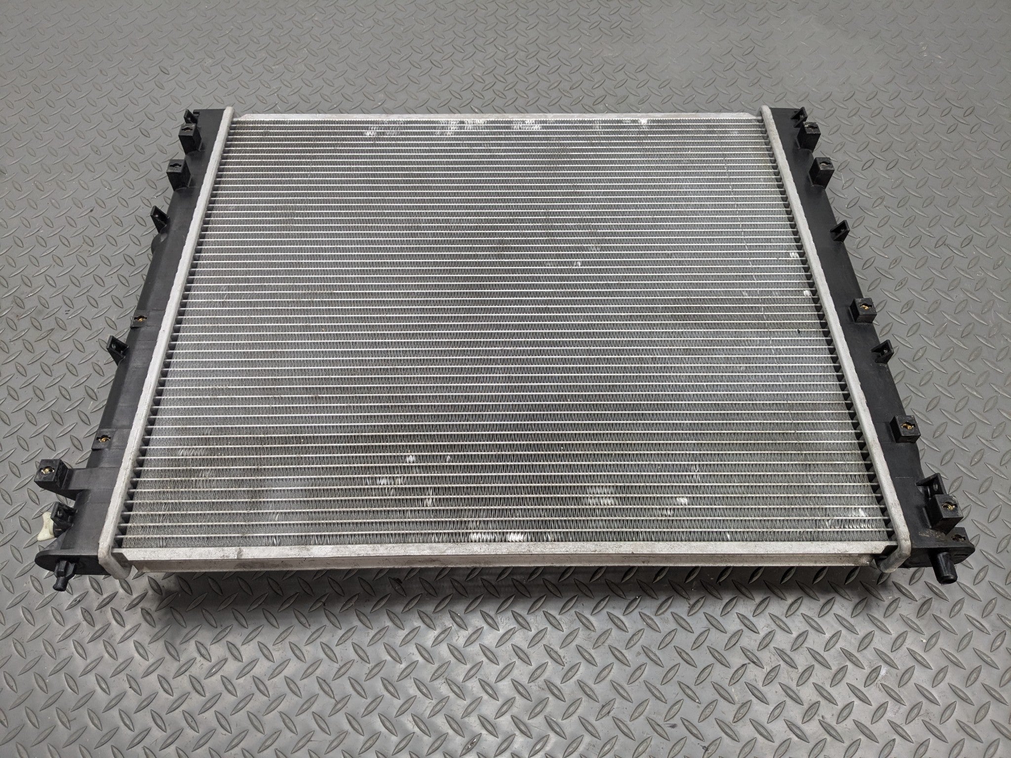 2004 - 2009 CADILLAC SRX OEM ENGINE MOTOR COOLING RADIATOR ASSEMBLY