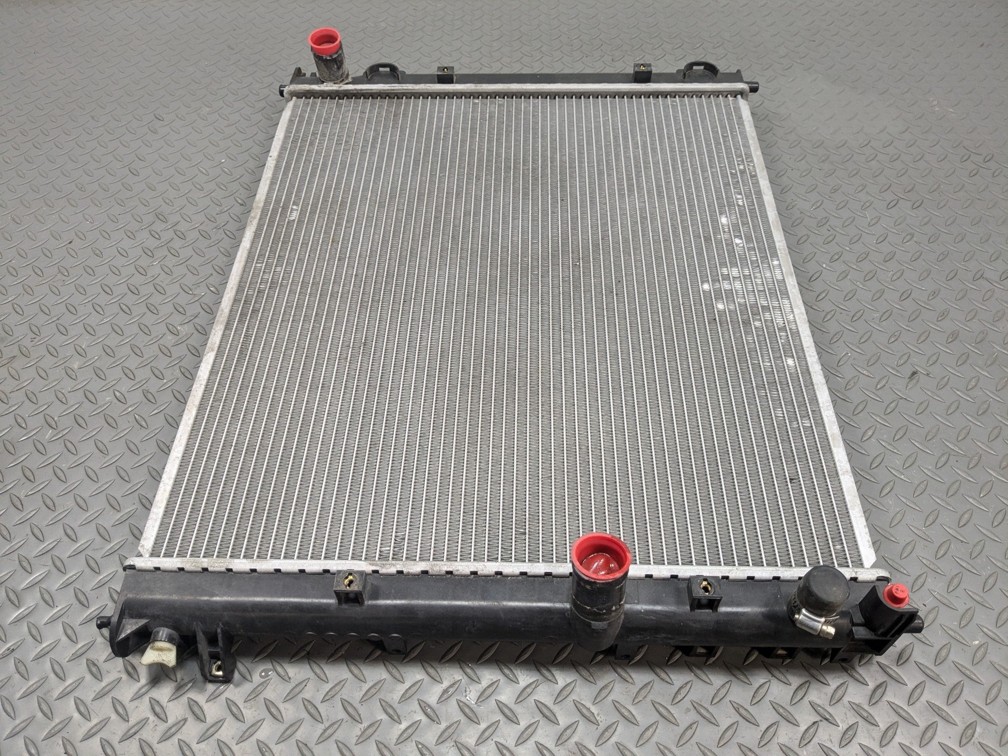 2004 - 2009 CADILLAC SRX OEM ENGINE MOTOR COOLING RADIATOR ASSEMBLY