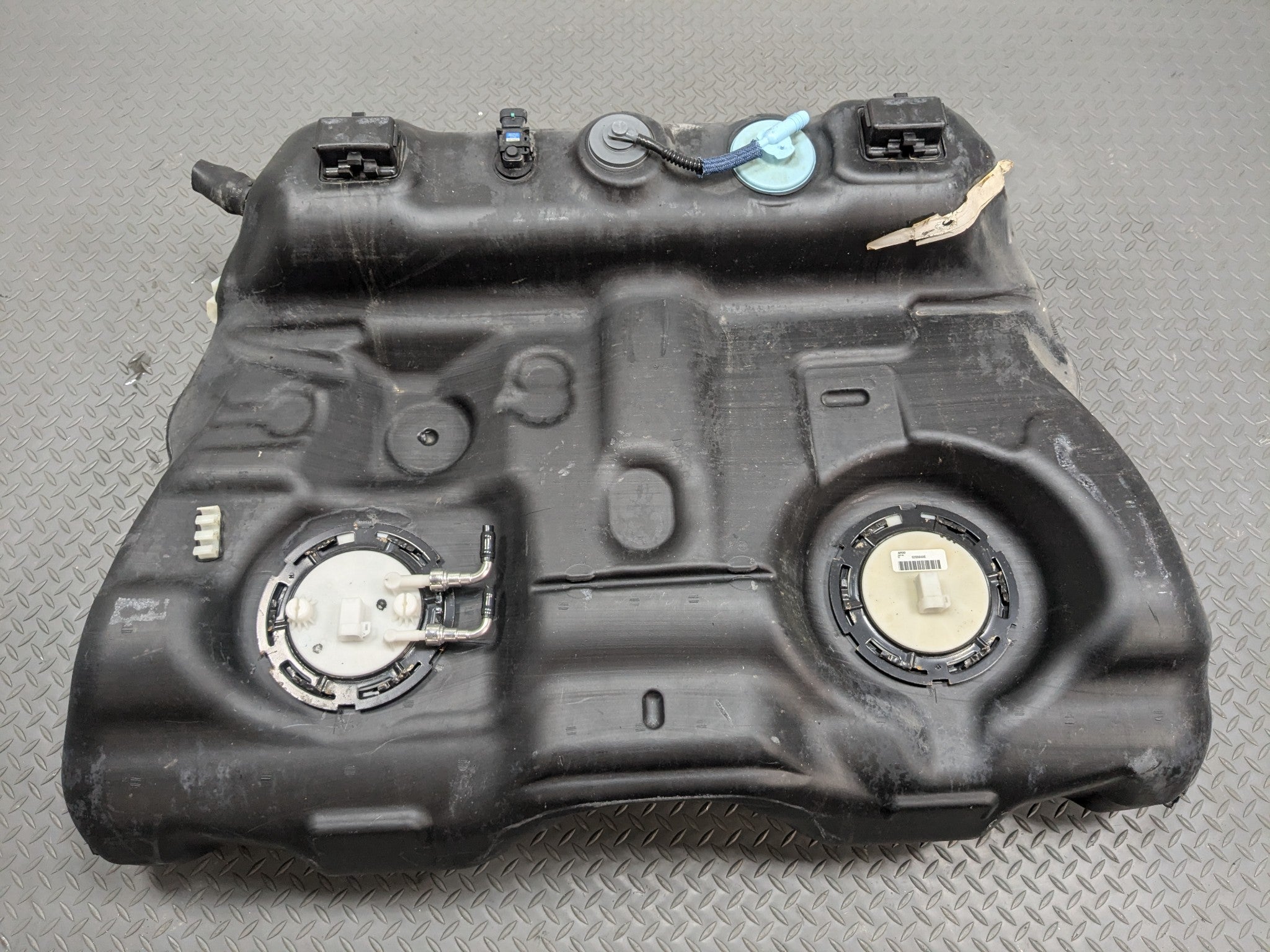 2004 - 2009 CADILLAC SRX OEM GASOLINE GAS FUEL TANK RESERVOIR ASSEMBLY