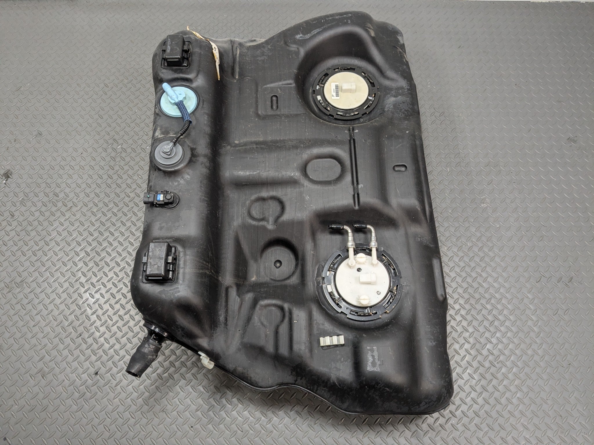 2004 - 2009 CADILLAC SRX OEM GASOLINE GAS FUEL TANK RESERVOIR ASSEMBLY