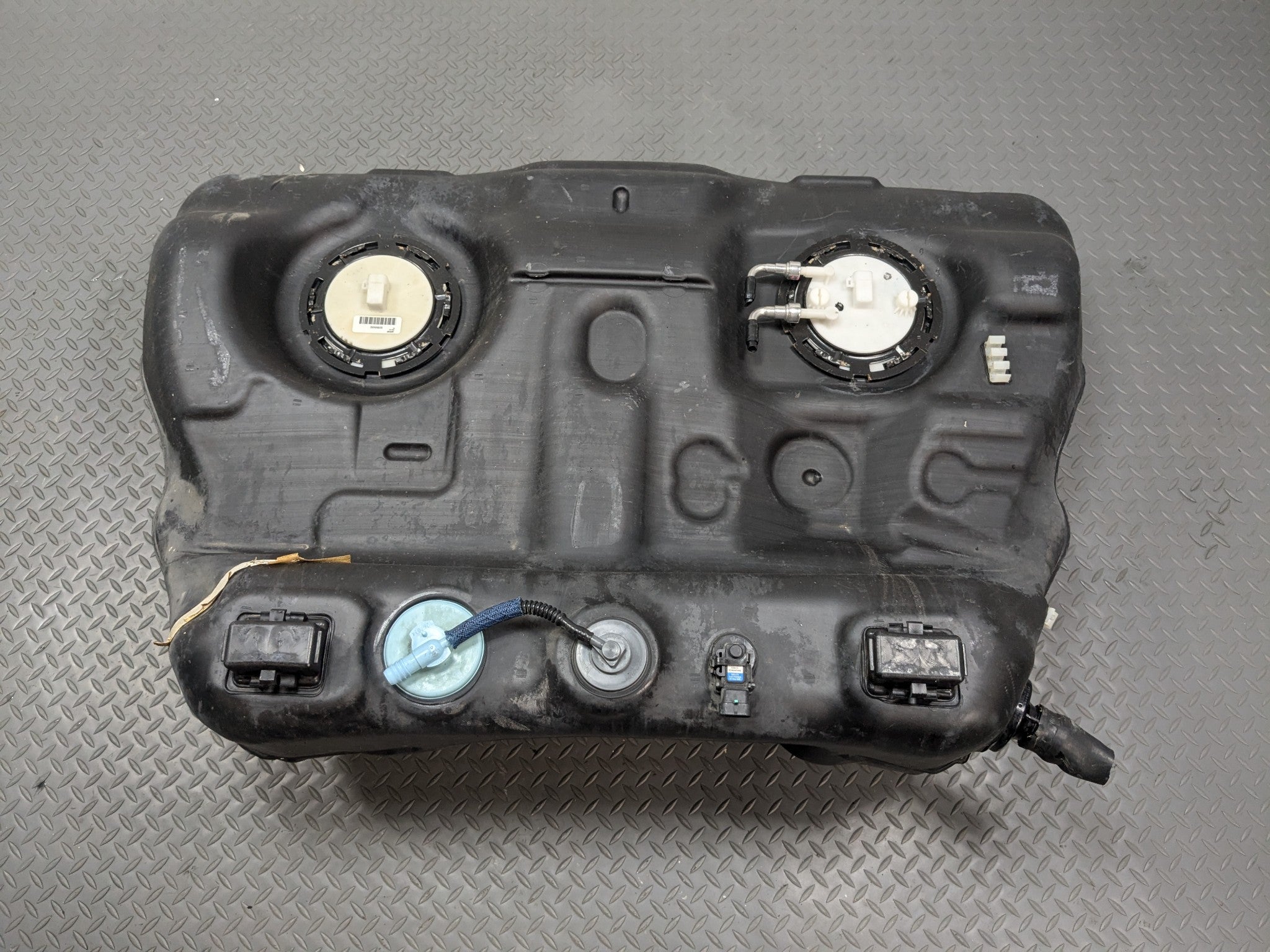 2004 - 2009 CADILLAC SRX OEM GASOLINE GAS FUEL TANK RESERVOIR ASSEMBLY