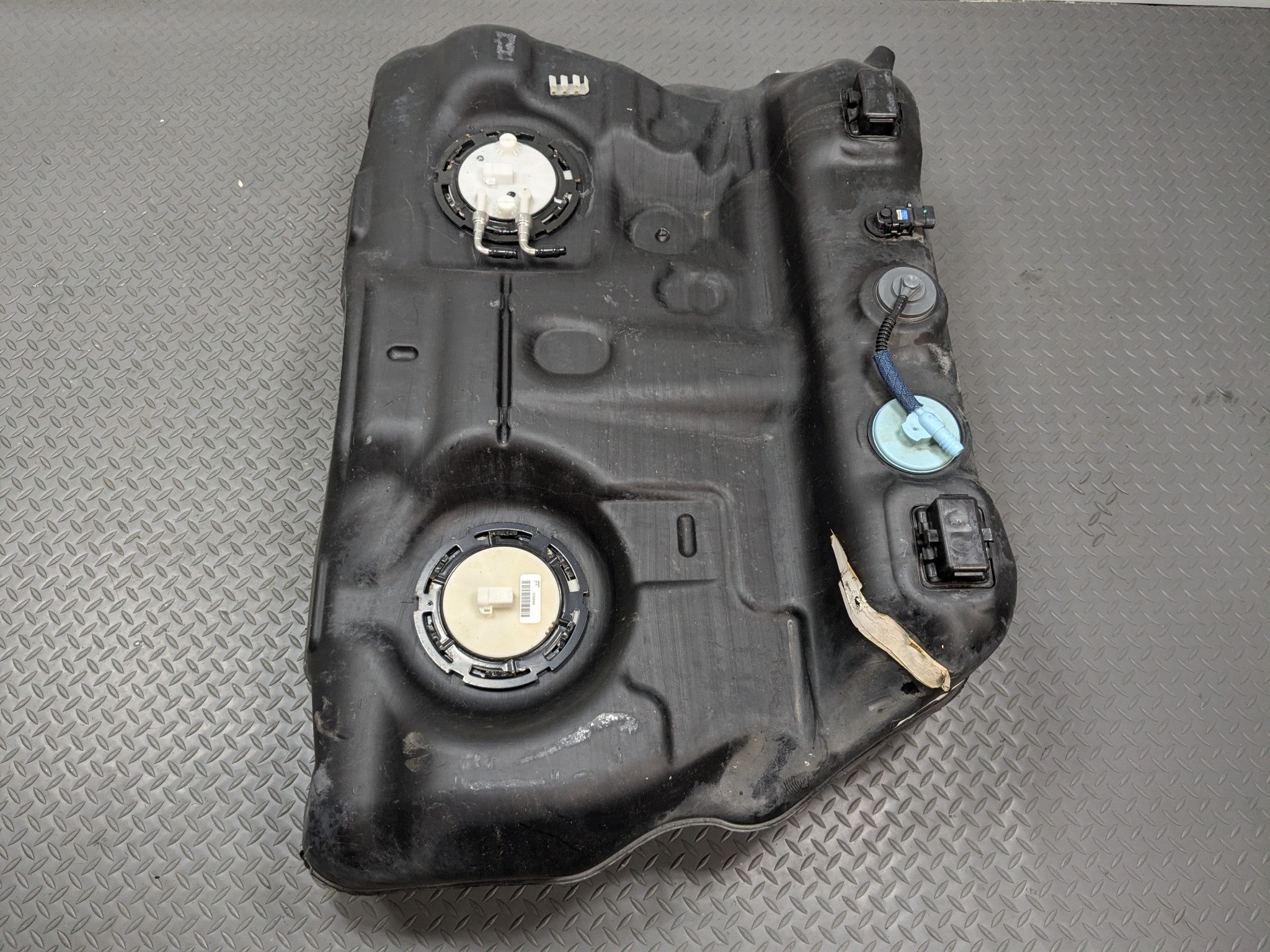 2004 - 2009 CADILLAC SRX OEM GASOLINE GAS FUEL TANK RESERVOIR ASSEMBLY
