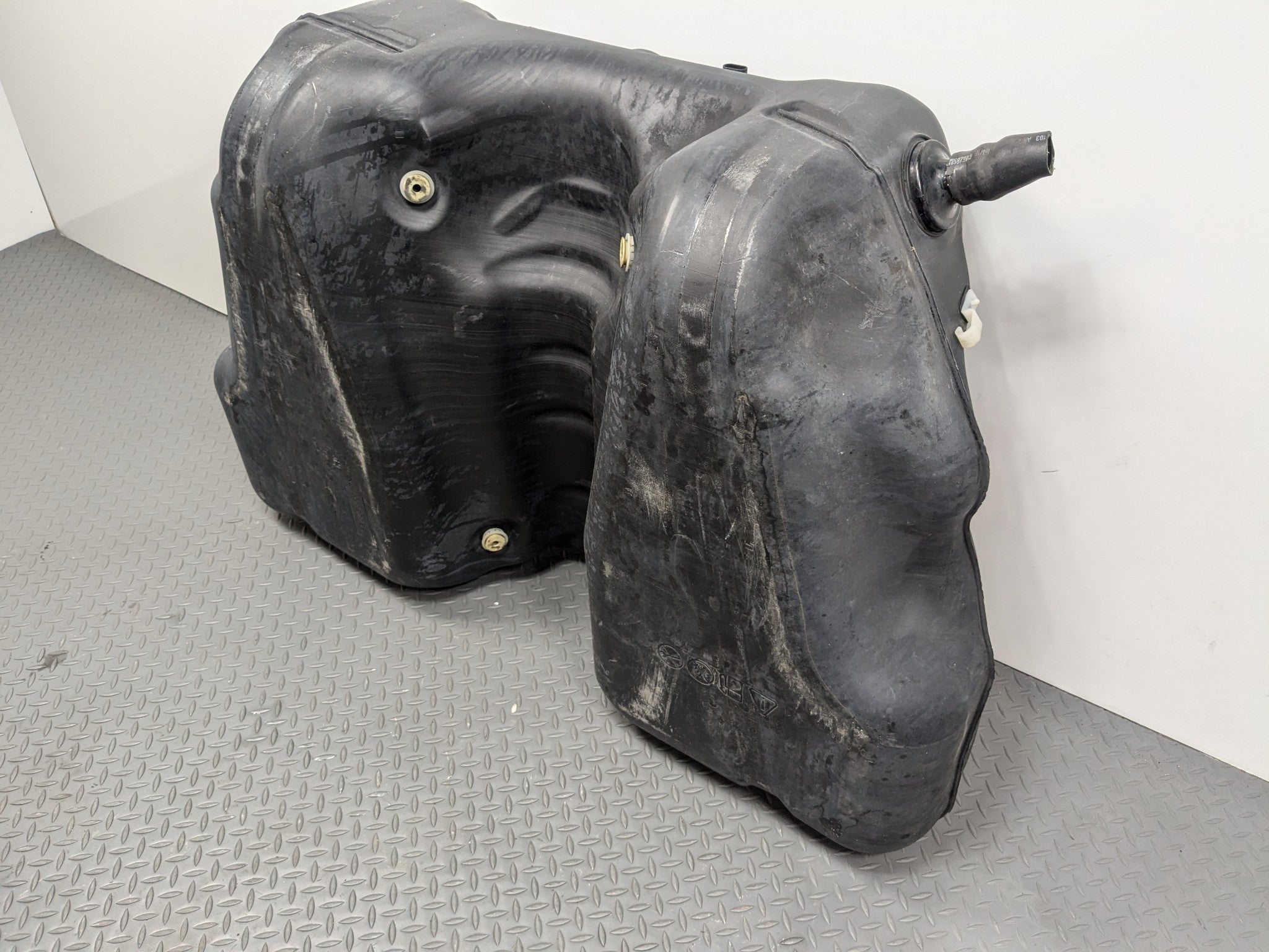 2004 - 2009 CADILLAC SRX OEM GASOLINE GAS FUEL TANK RESERVOIR ASSEMBLY