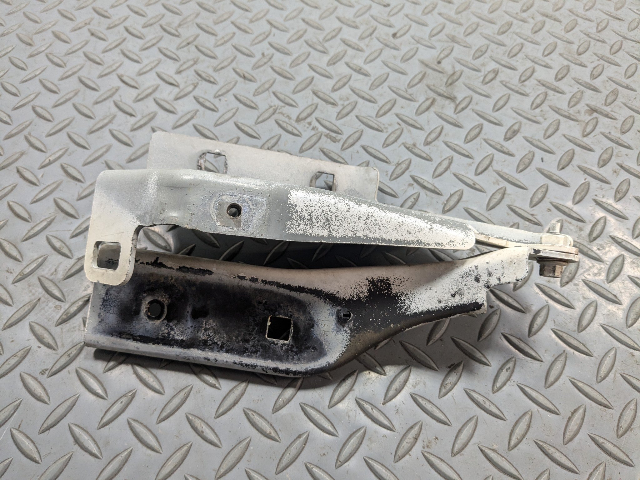 04 - 09 CADILLAC SRX OEM HOOD HINGE SUPPORT BRACKET FRONT RIGHT PASSENGER SIDE