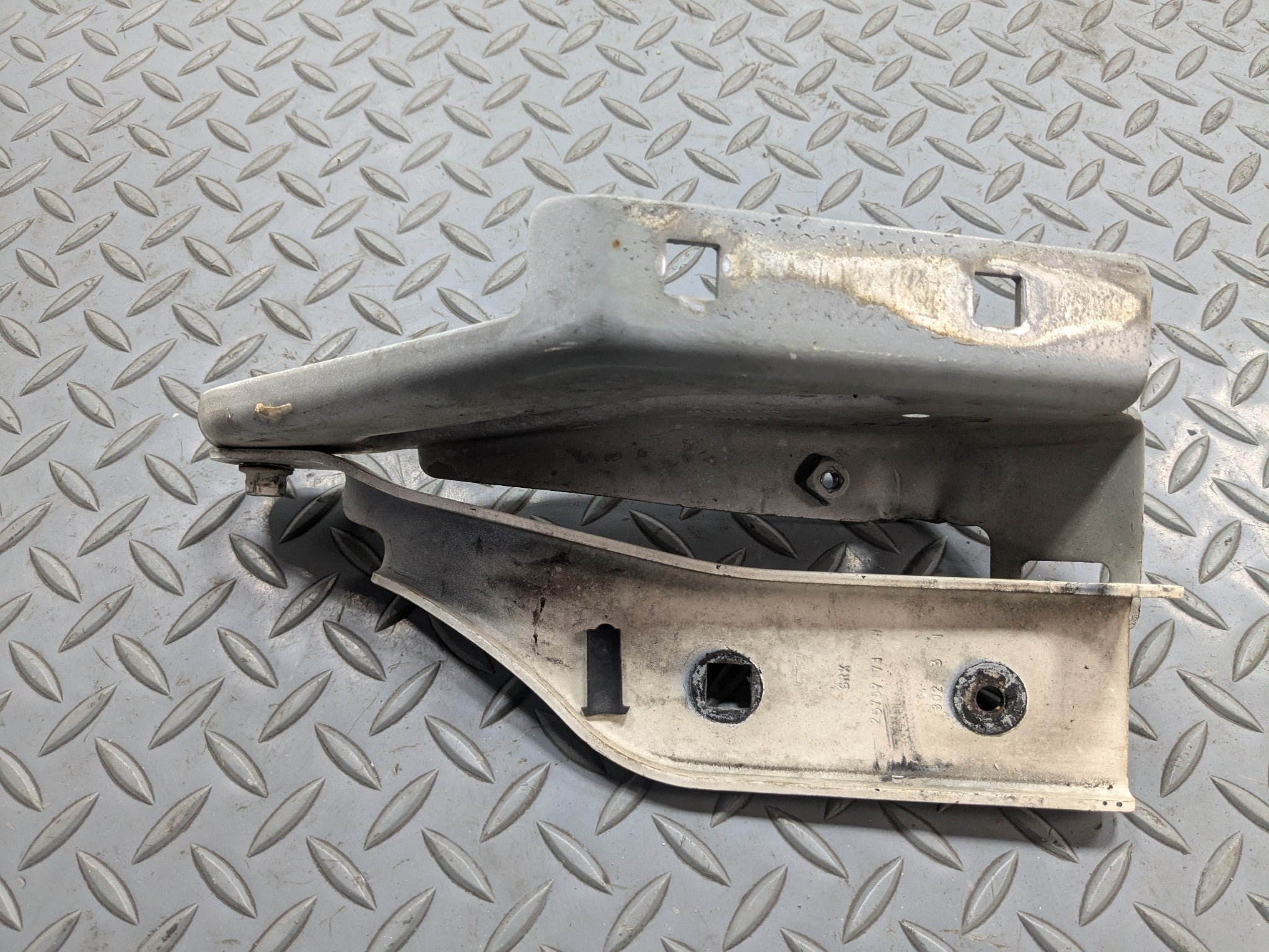 04 - 09 CADILLAC SRX OEM HOOD HINGE SUPPORT BRACKET FRONT RIGHT PASSENGER SIDE