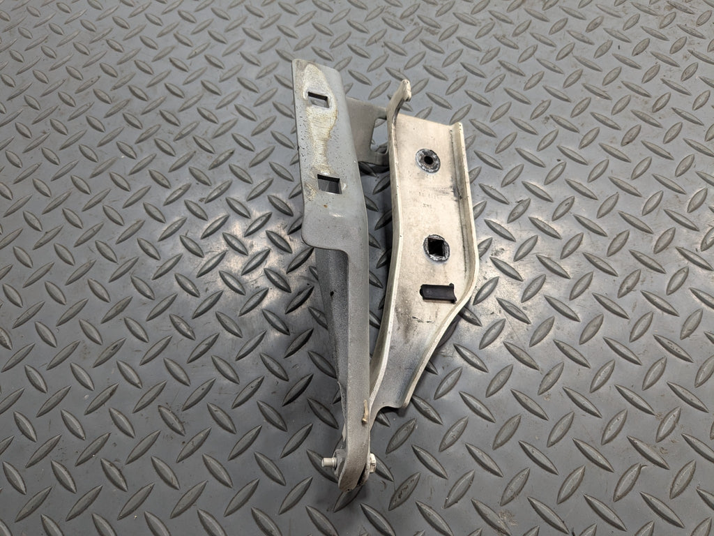 04 - 09 CADILLAC SRX OEM HOOD HINGE SUPPORT BRACKET FRONT RIGHT PASSENGER SIDE