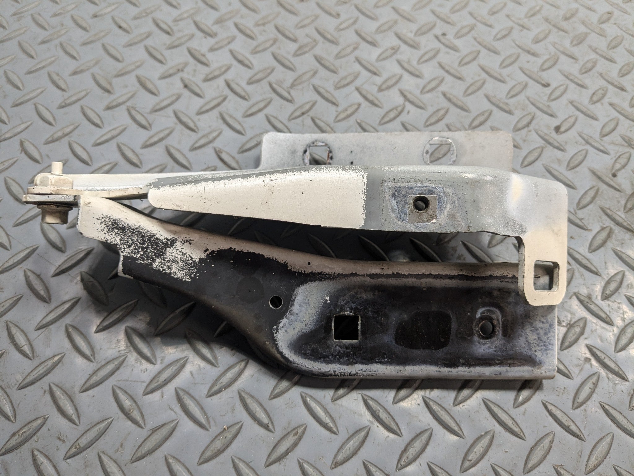 2004 - 2009 CADILLAC SRX OEM HOOD HINGE SUPPORT BRACKET FRONT LEFT DRIVER SIDE