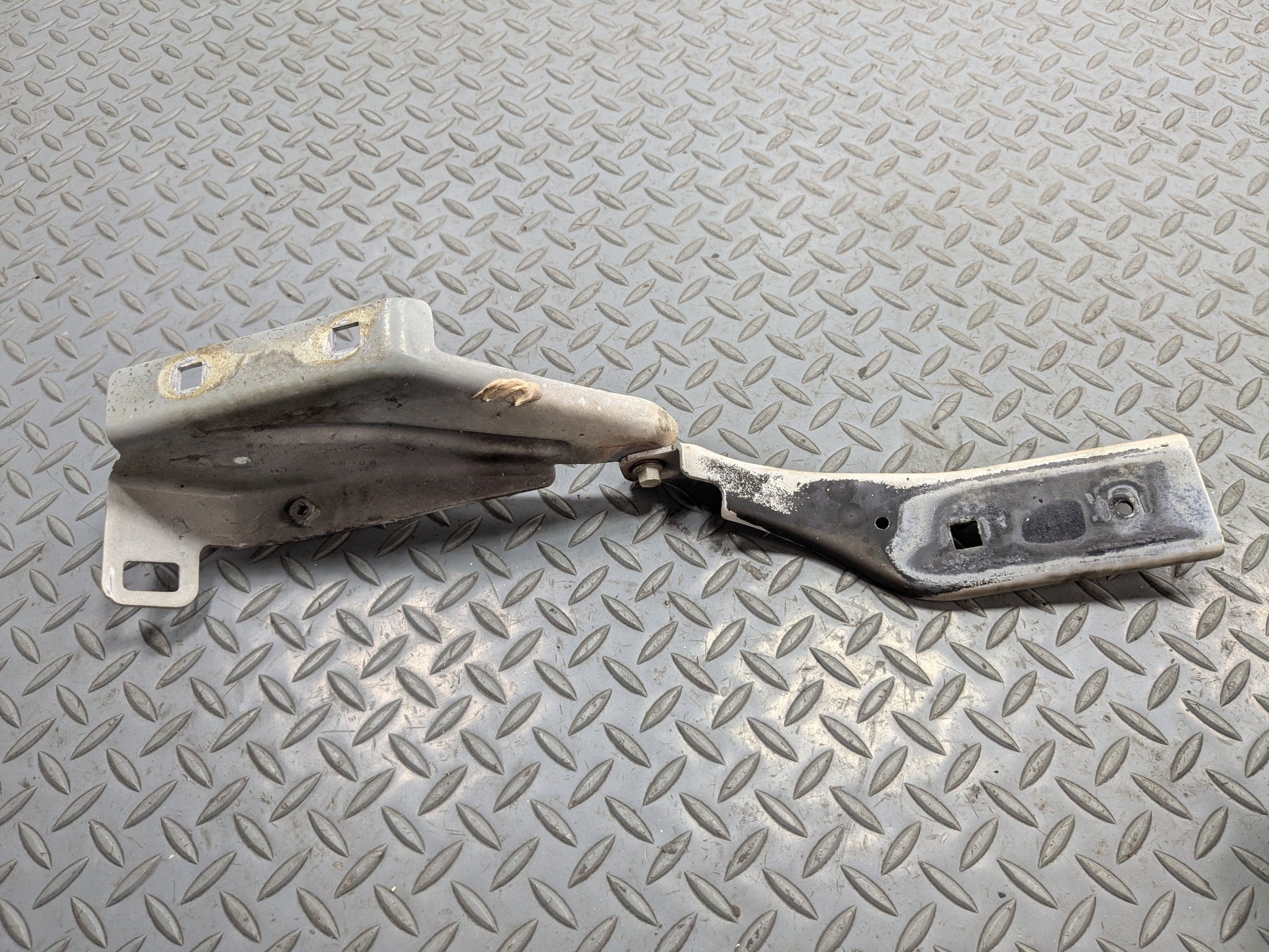 2004 - 2009 CADILLAC SRX OEM HOOD HINGE SUPPORT BRACKET FRONT LEFT DRIVER SIDE