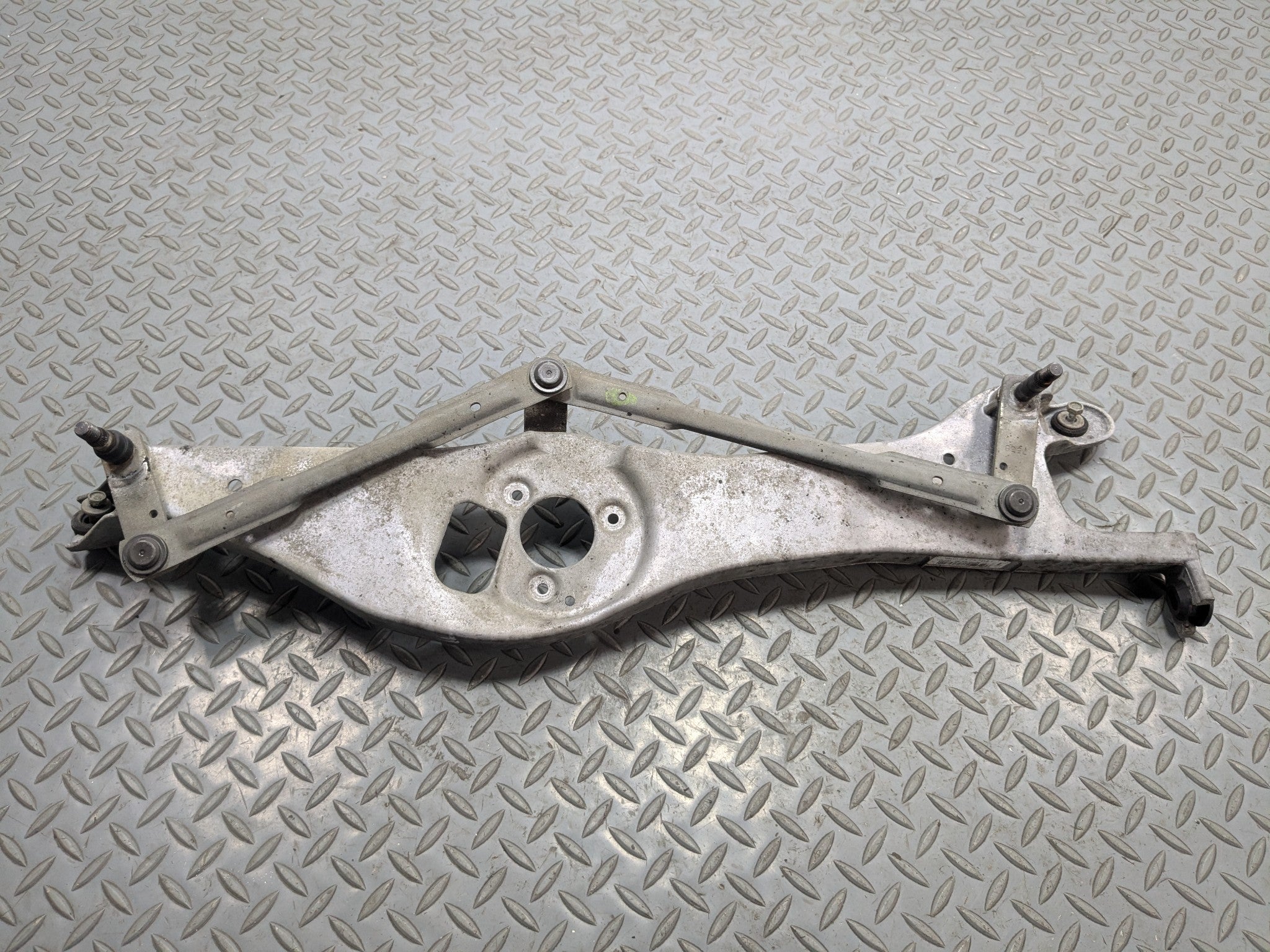 2004 - 2009 CADILLAC SRX OEM WINDSHIELD WIPER TRANSMISSION LINKAGE WITHOUT MOTOR