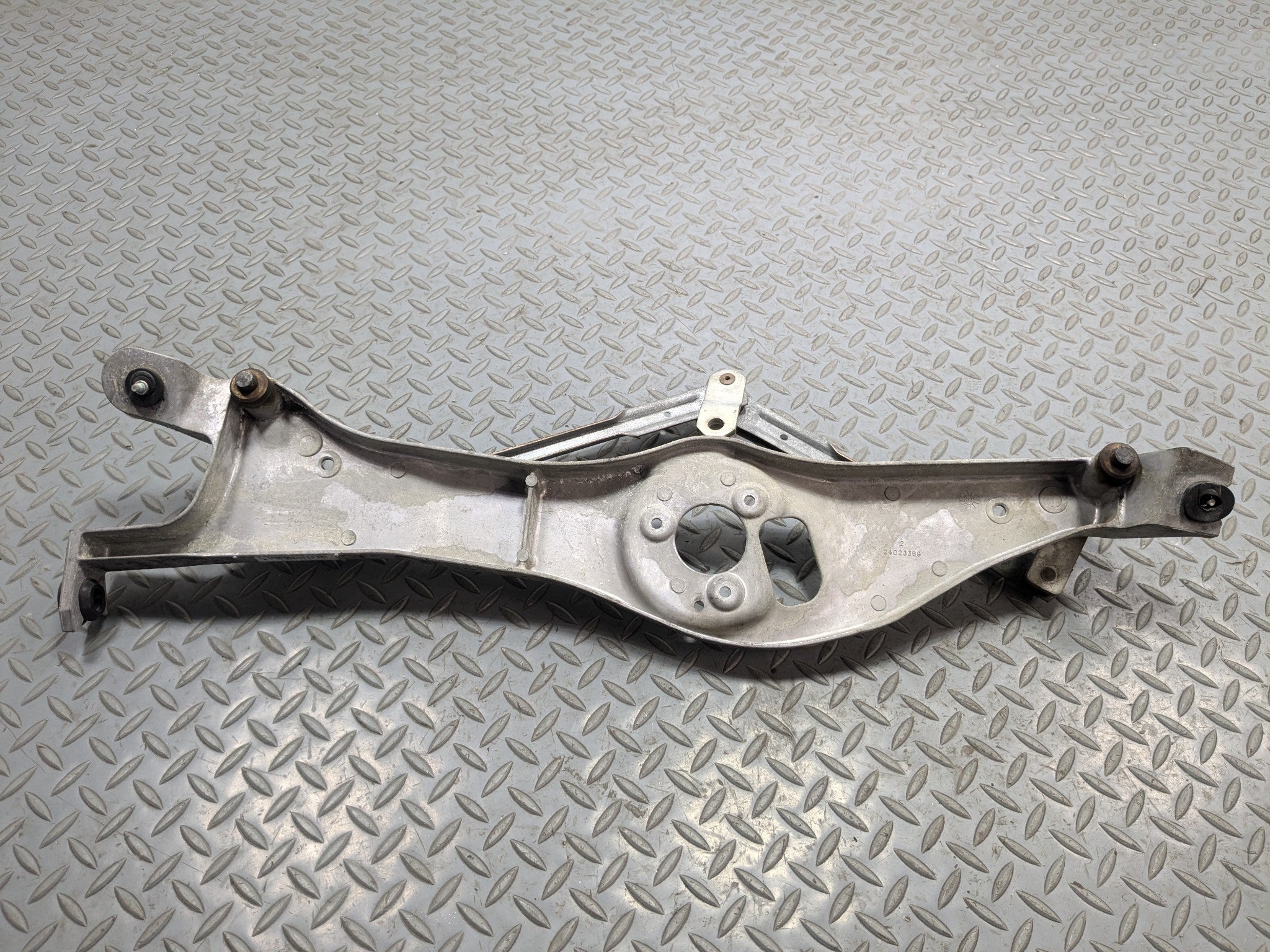 2004 - 2009 CADILLAC SRX OEM WINDSHIELD WIPER TRANSMISSION LINKAGE WITHOUT MOTOR