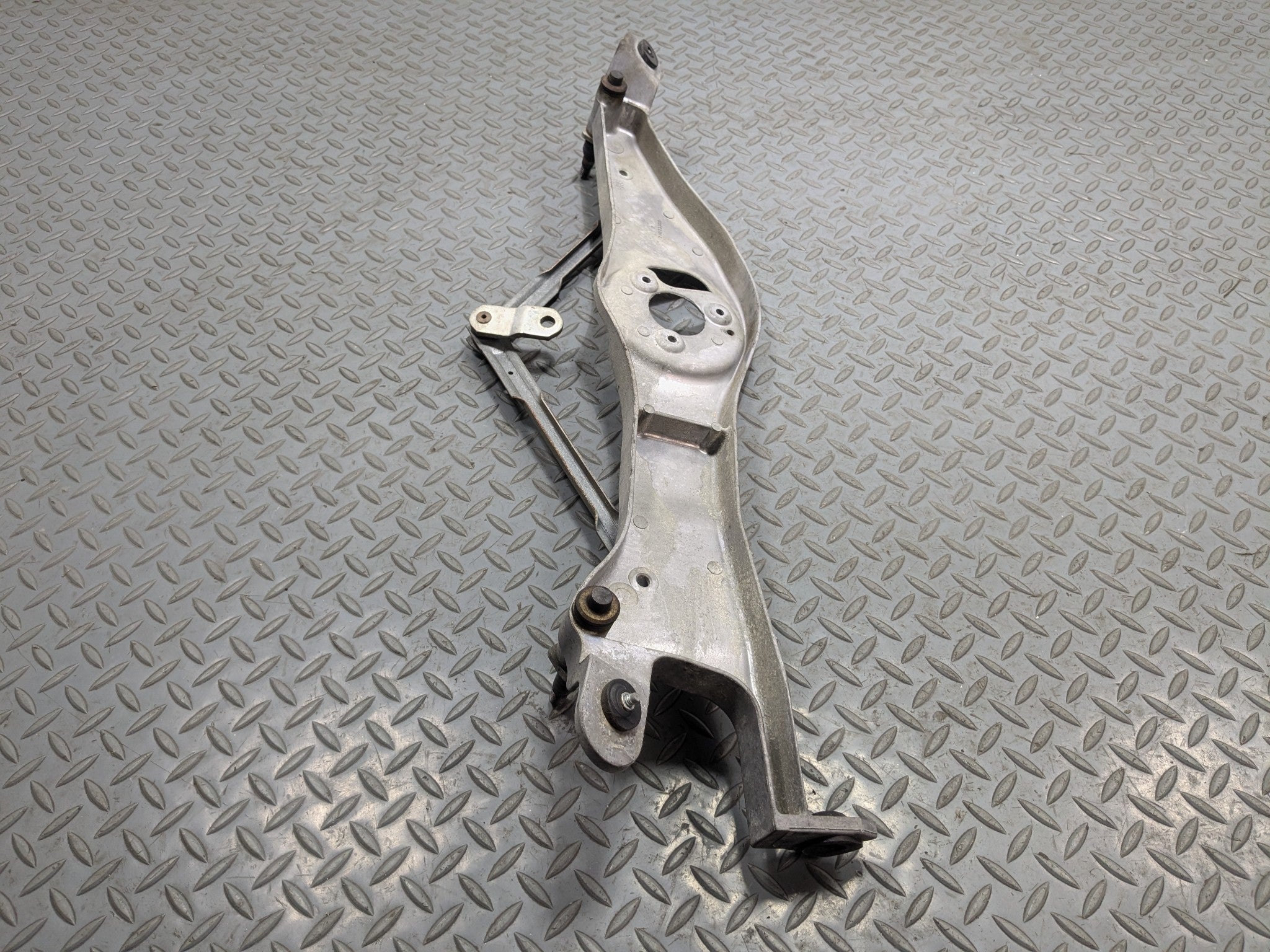 2004 - 2009 CADILLAC SRX OEM WINDSHIELD WIPER TRANSMISSION LINKAGE WITHOUT MOTOR