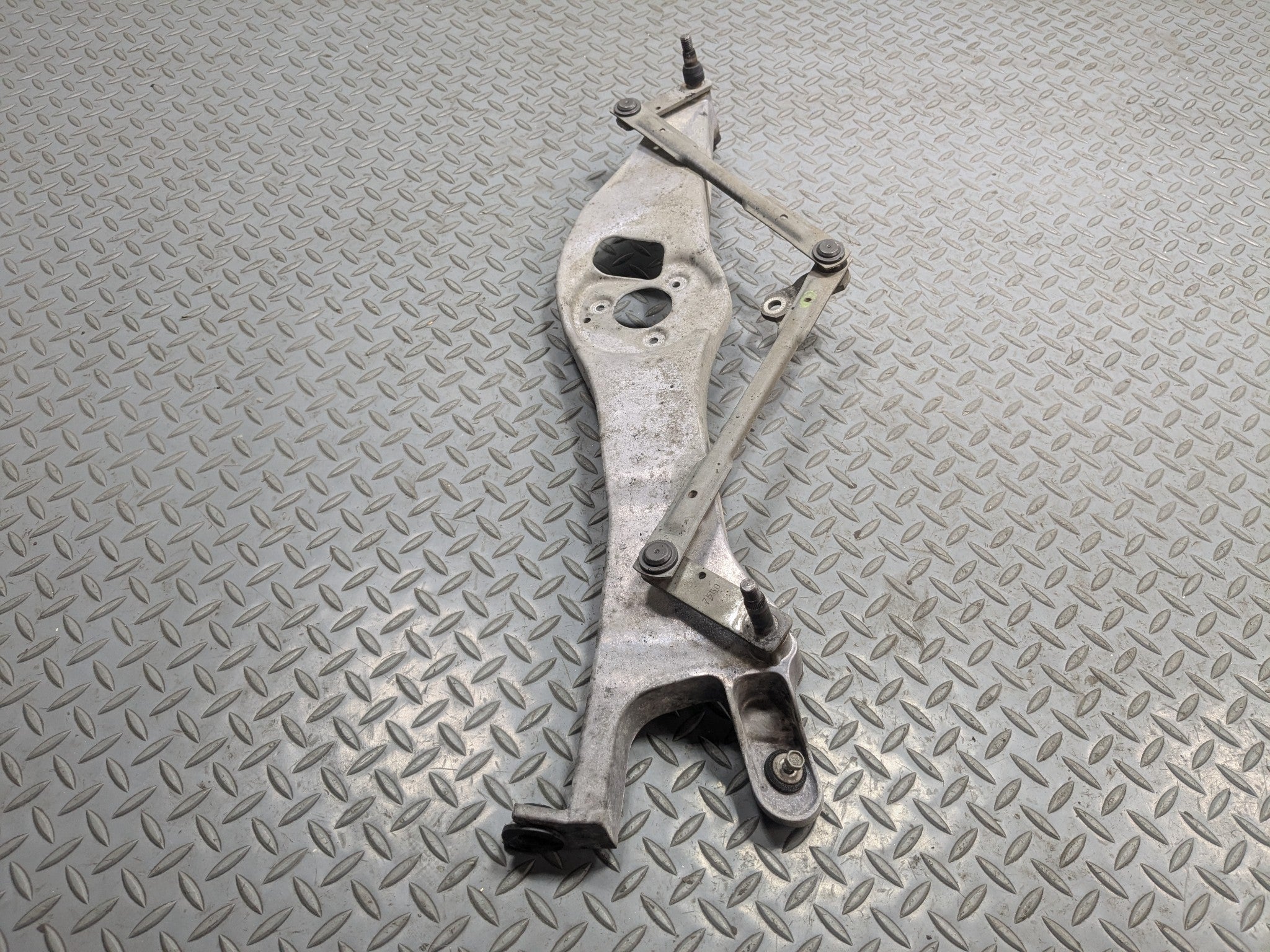 2004 - 2009 CADILLAC SRX OEM WINDSHIELD WIPER TRANSMISSION LINKAGE WITHOUT MOTOR