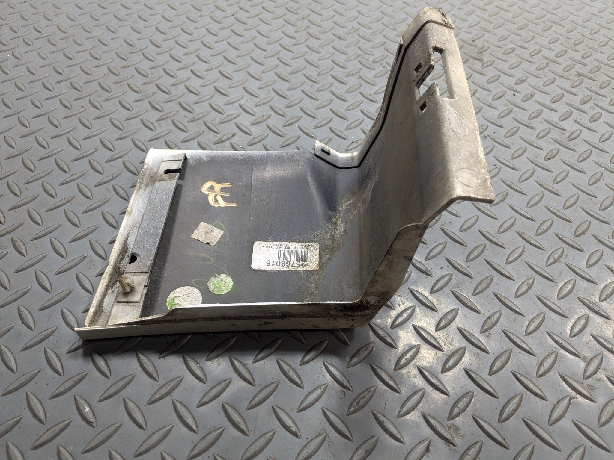 2004 - 2009 CADILLAC SRX OEM FENDER MOLDING TRIM RIGHT PASSENGER FRONT LOWER