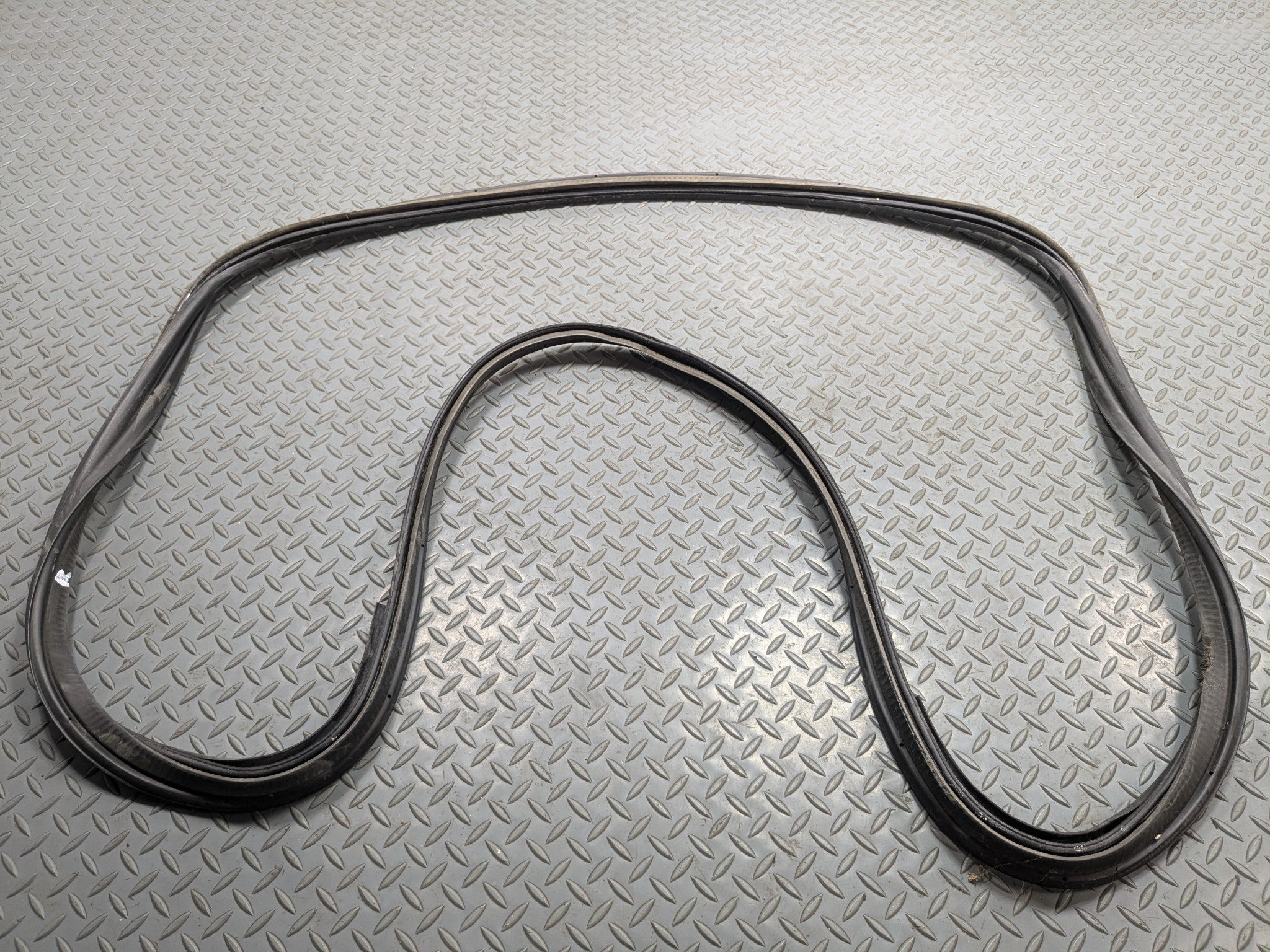 2004 - 2009 CADILLAC SRX OEM DOOR SEAL WEATHER STRIPPING RUBBER REAR TRUNK