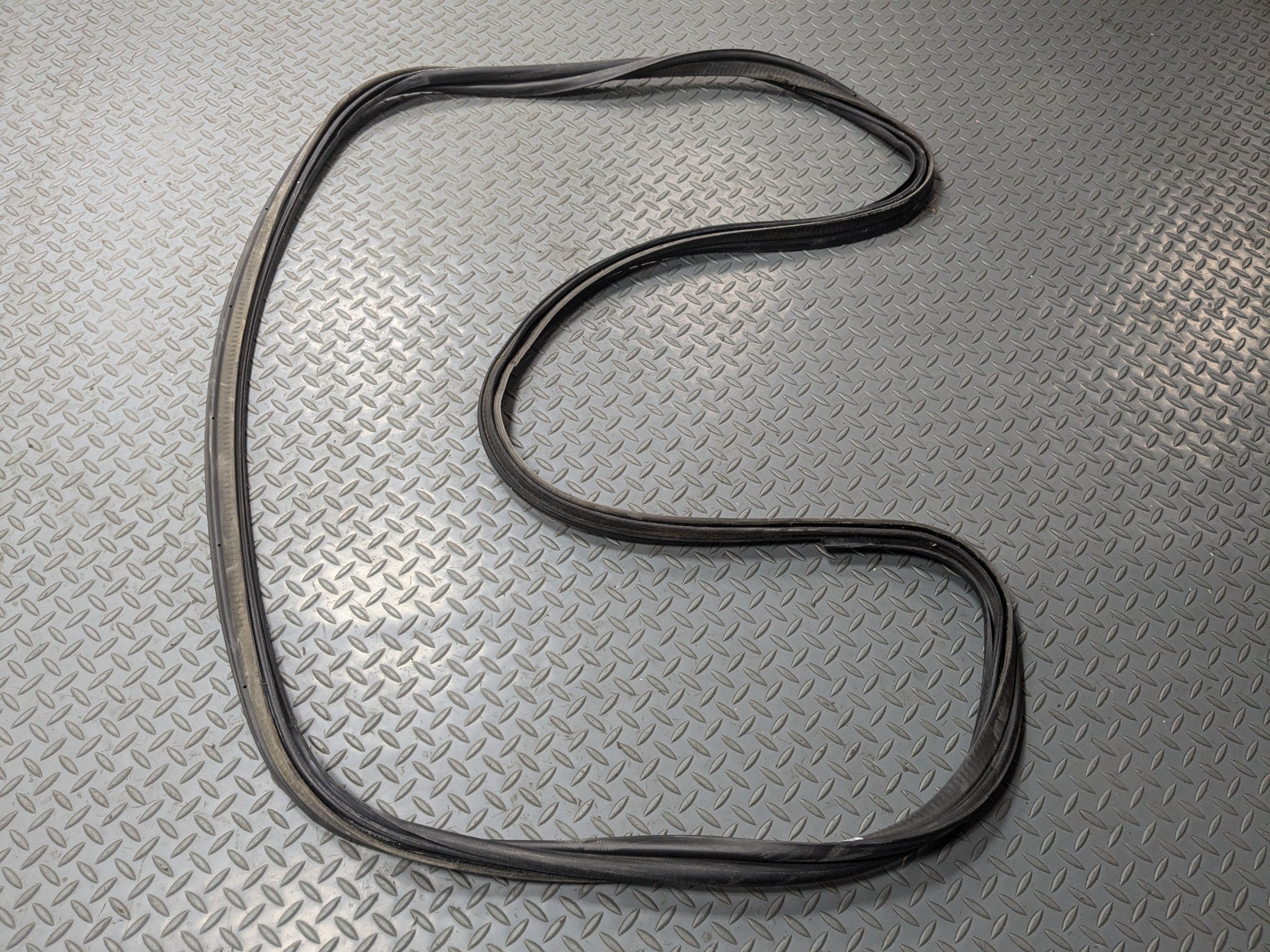 2004 - 2009 CADILLAC SRX OEM DOOR SEAL WEATHER STRIPPING RUBBER REAR TRUNK