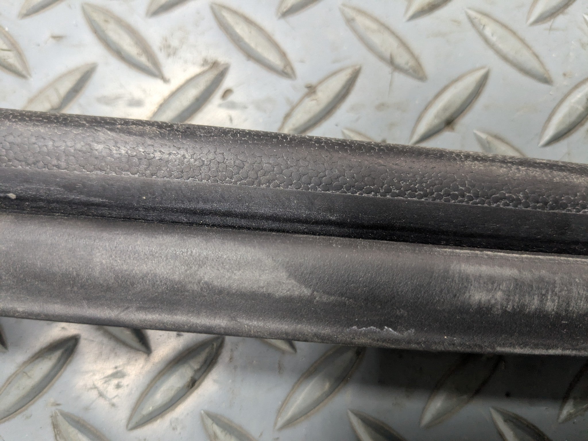 2004 - 2009 CADILLAC SRX OEM DOOR SEAL WEATHER STRIPPING RUBBER REAR TRUNK