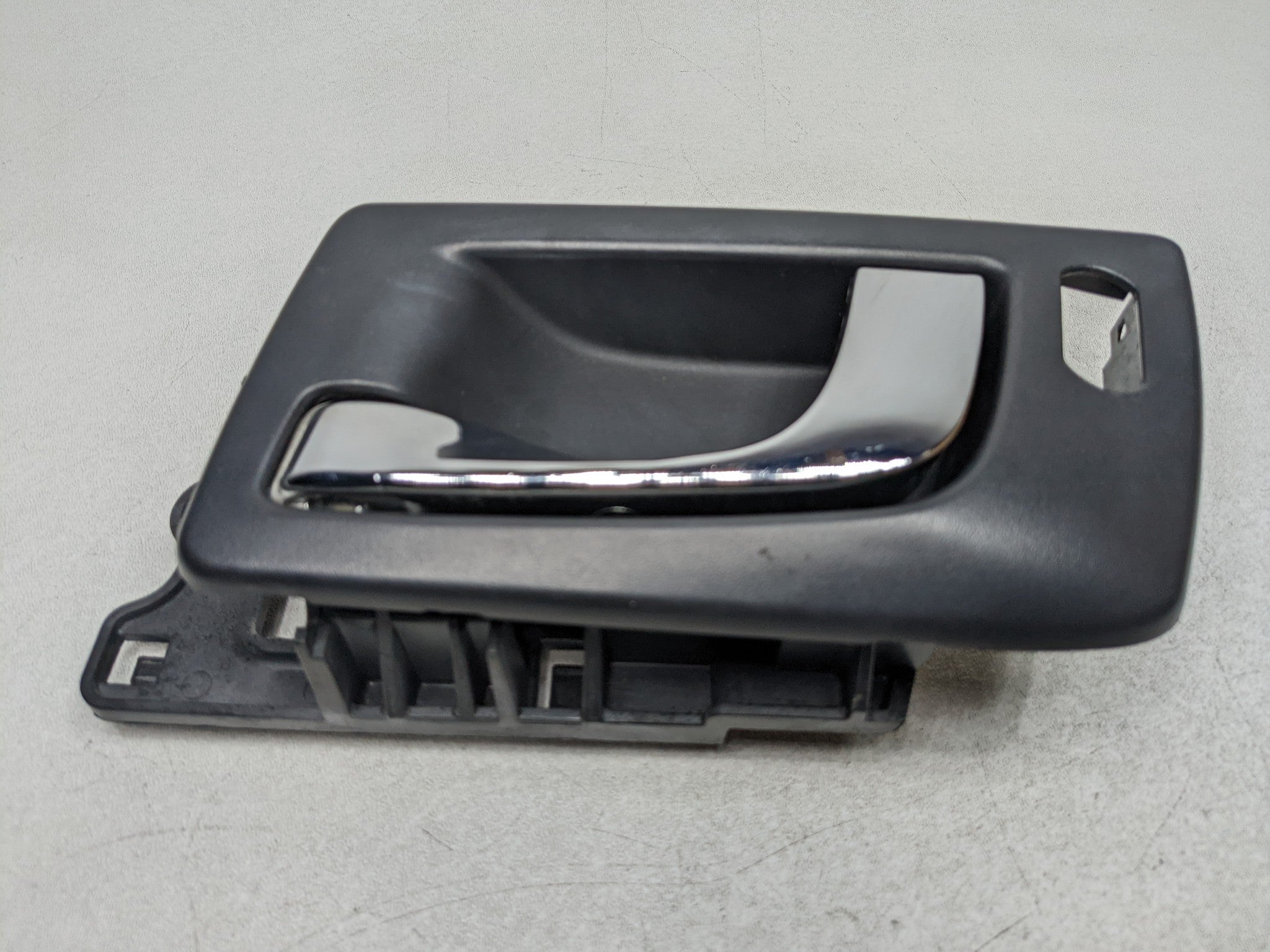 2004 - 2009 CADILLAC SRX OEM INTERIOR DOOR HANDLE FRONT LEFT DRIVER SIDE BLACK