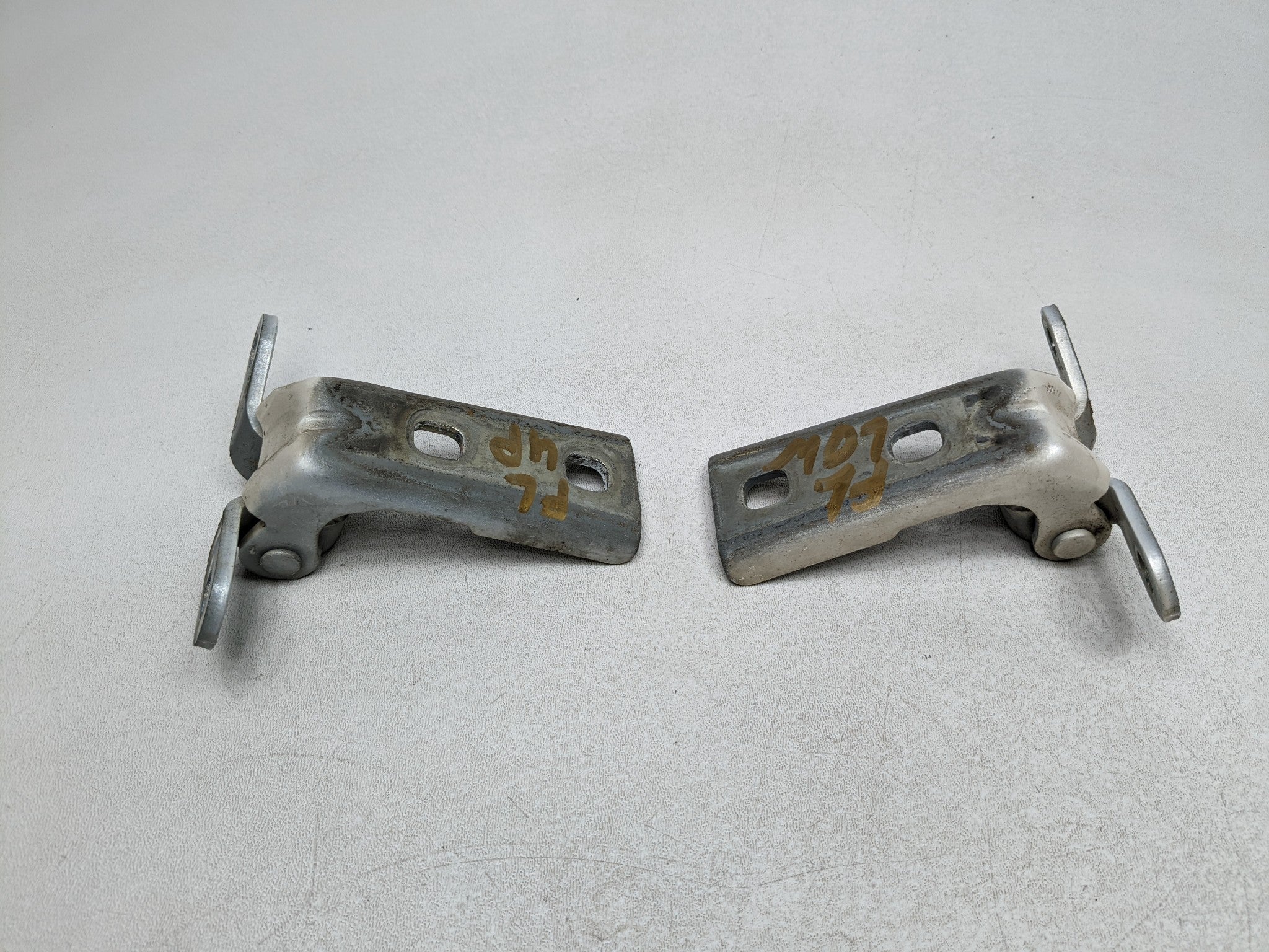04 - 09 CADILLAC SRX OEM DOOR HINGE SET UPPER AND LOWER FRONT LEFT DRIVER SIDE