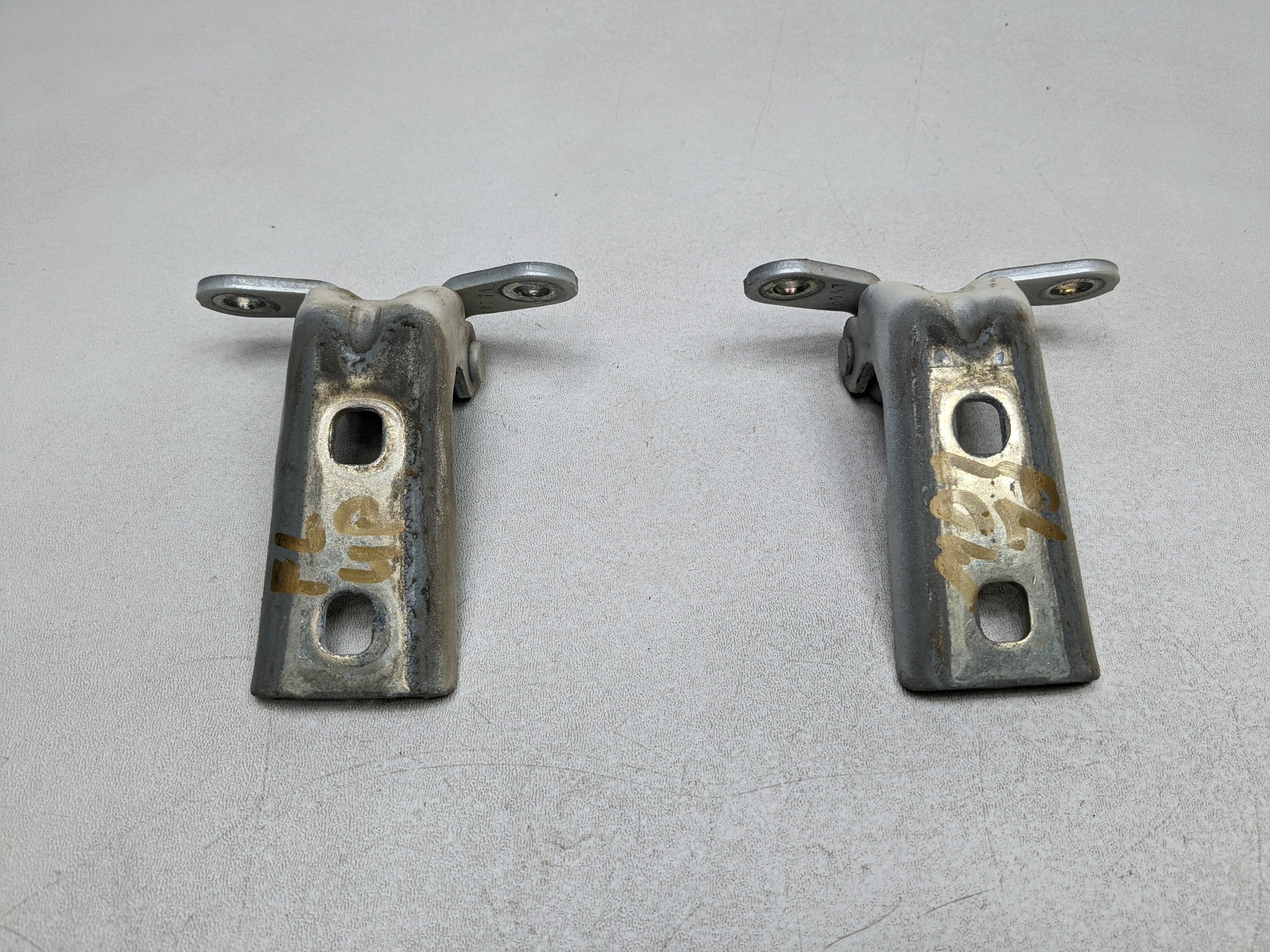 04 - 09 CADILLAC SRX OEM DOOR HINGE SET UPPER AND LOWER FRONT LEFT DRIVER SIDE