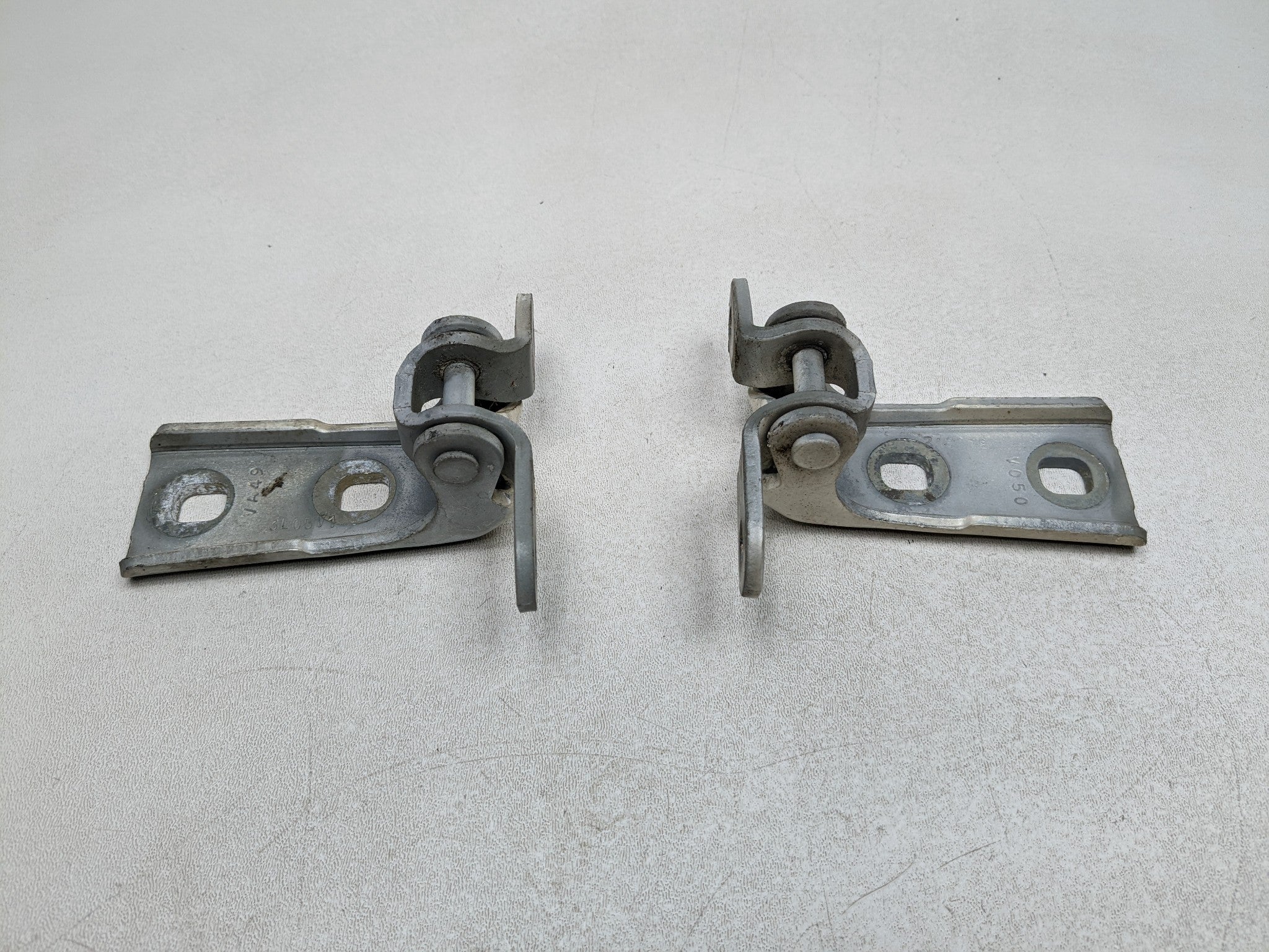 04 - 09 CADILLAC SRX OEM DOOR HINGE SET UPPER AND LOWER FRONT LEFT DRIVER SIDE