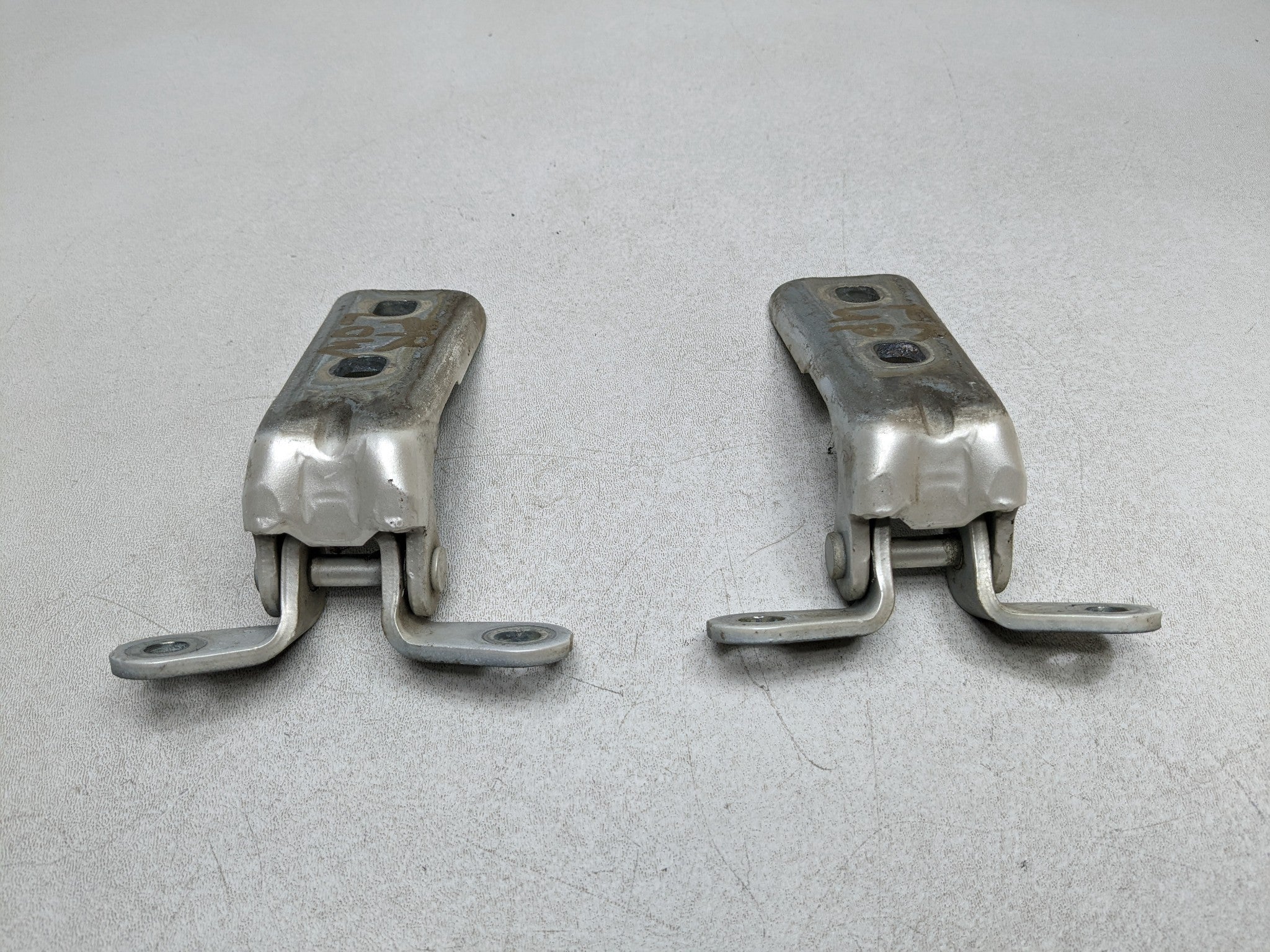 04-09 CADILLAC SRX OEM DOOR HINGE SET UPPER AND LOWER FRONT RIGHT PASSENGER SIDE