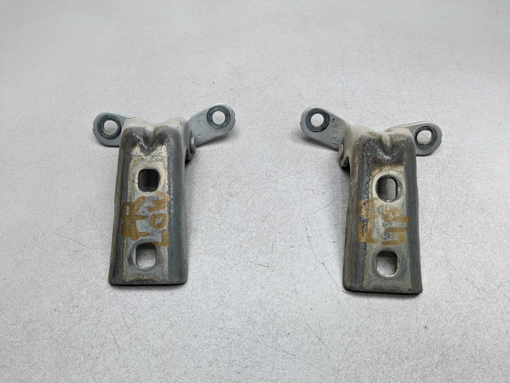 04-09 CADILLAC SRX OEM DOOR HINGE SET UPPER AND LOWER FRONT RIGHT PASSENGER SIDE