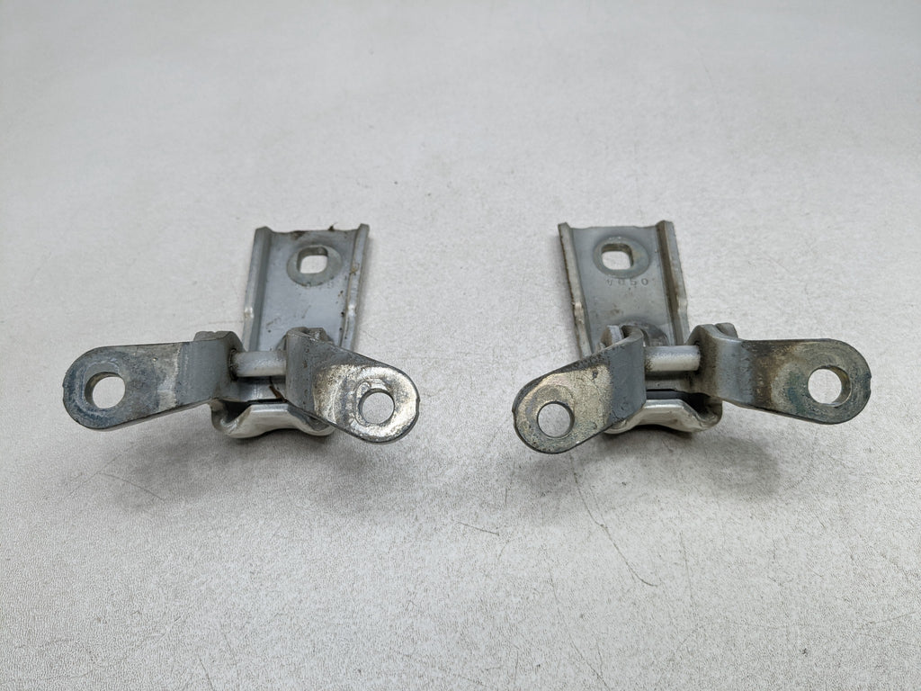04-09 CADILLAC SRX OEM DOOR HINGE SET UPPER AND LOWER FRONT RIGHT PASSENGER SIDE