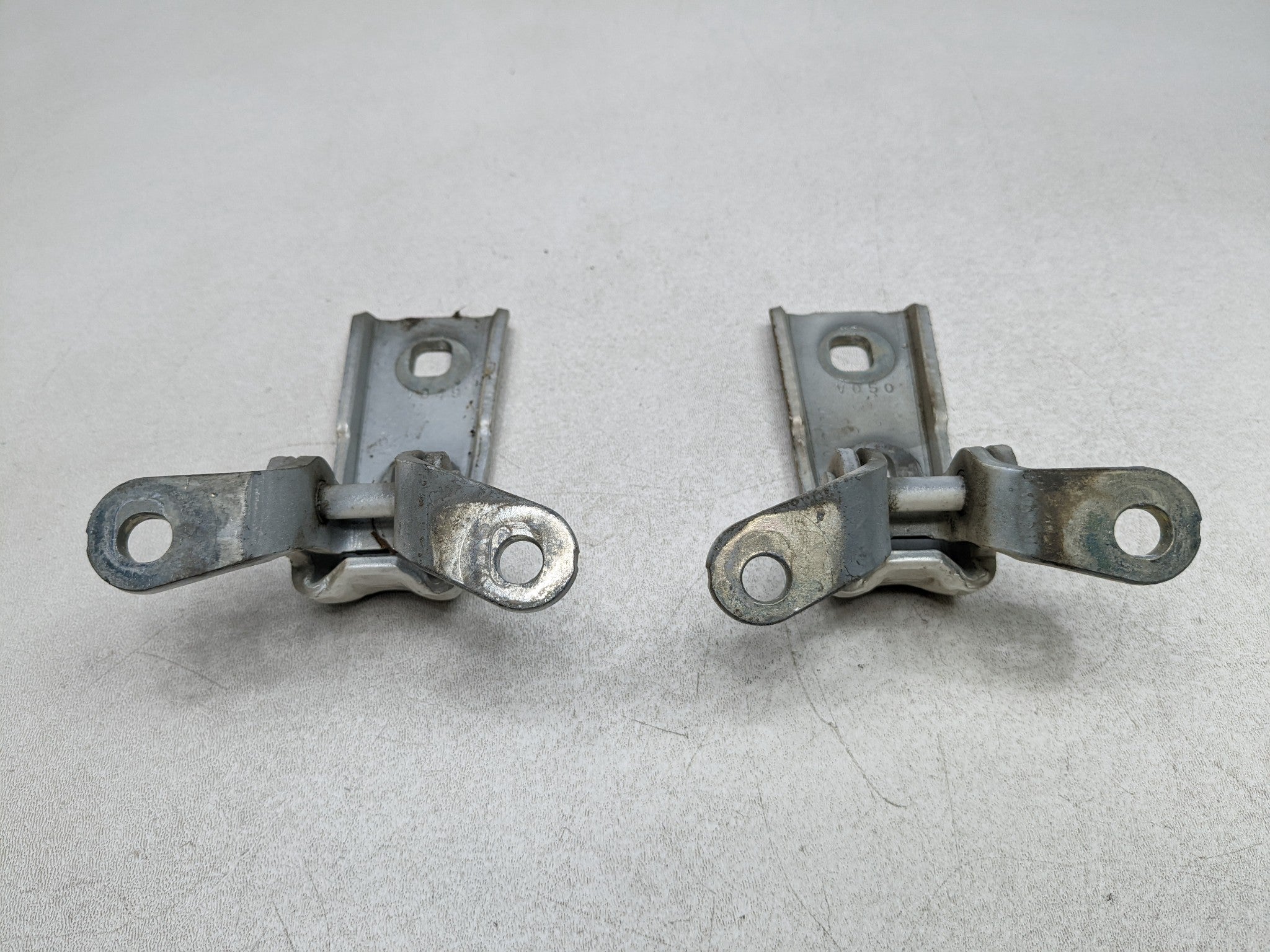 04-09 CADILLAC SRX OEM DOOR HINGE SET UPPER AND LOWER FRONT RIGHT PASSENGER SIDE