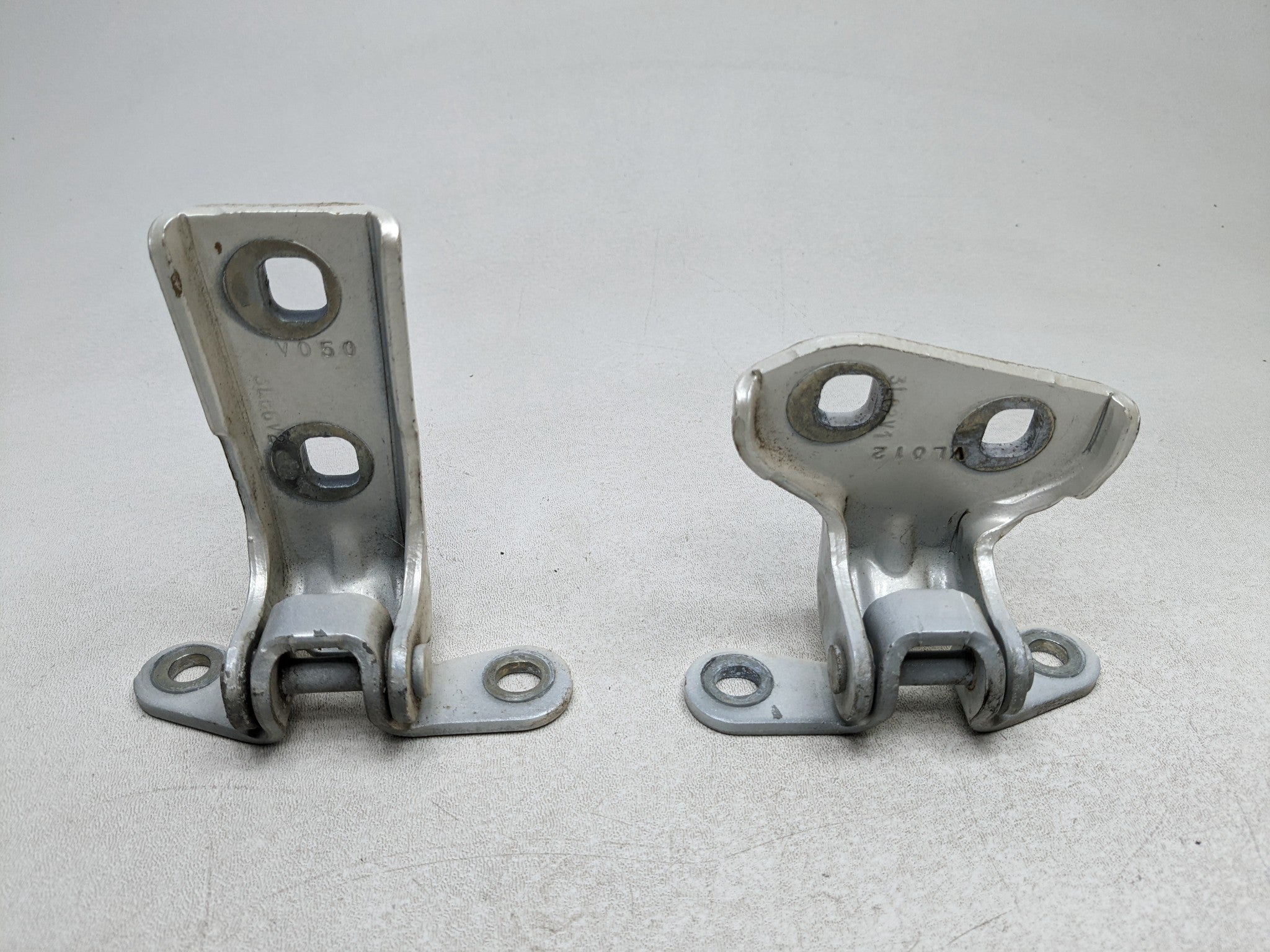 04 - 09 CADILLAC SRX OEM DOOR HINGE SET UPPER AND LOWER REAR LEFT DRIVER SIDE