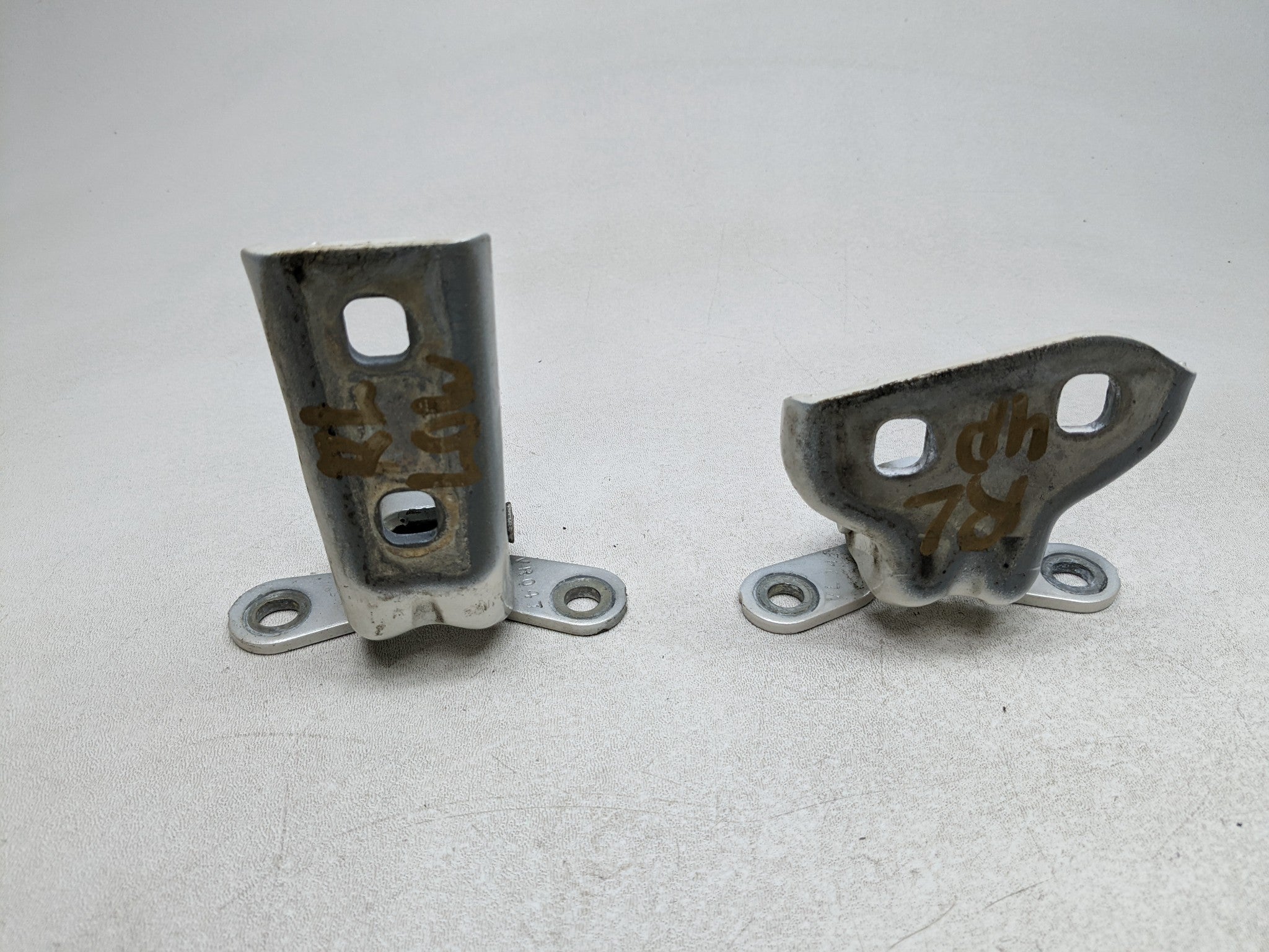 04 - 09 CADILLAC SRX OEM DOOR HINGE SET UPPER AND LOWER REAR LEFT DRIVER SIDE