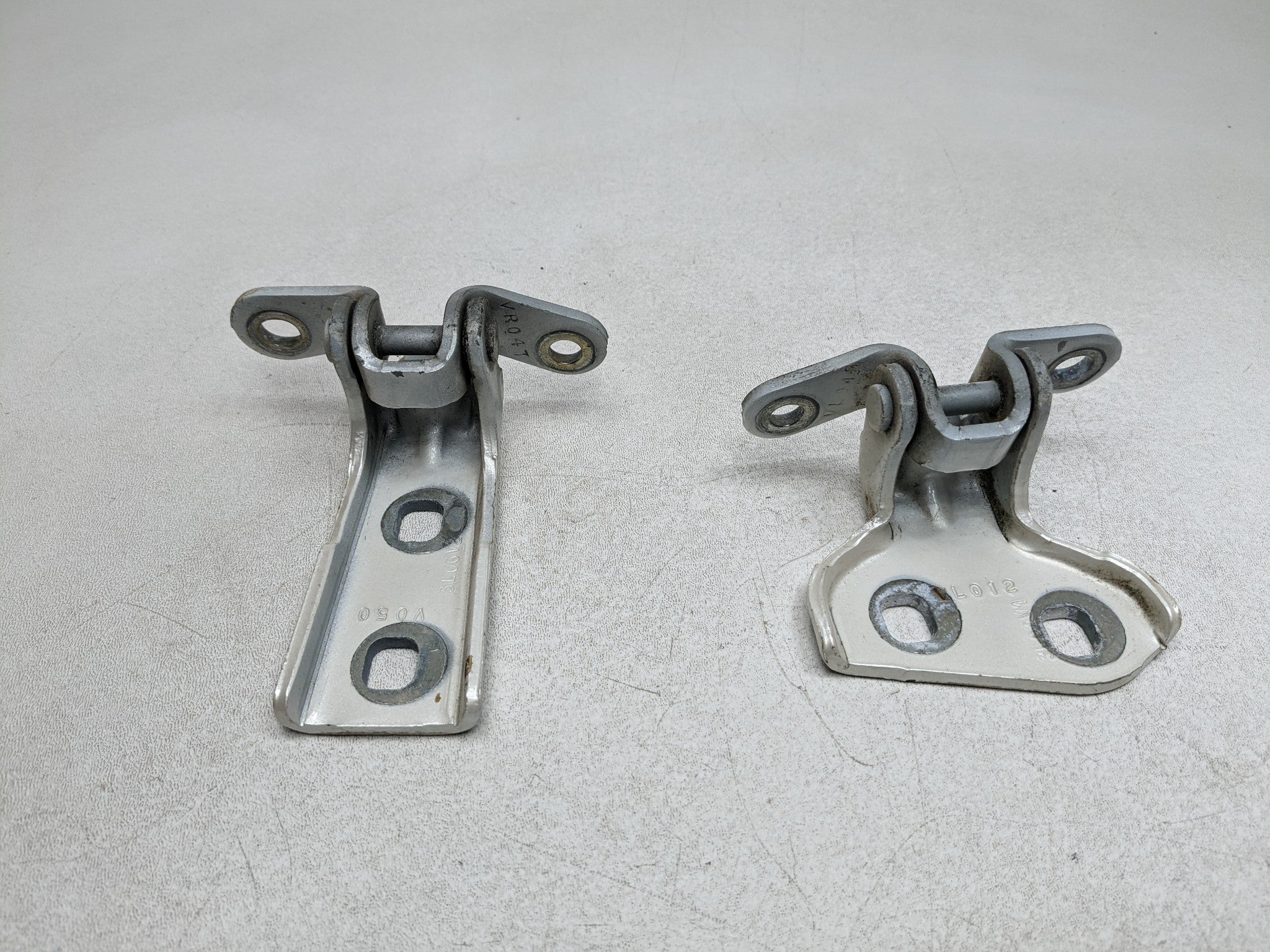 04 - 09 CADILLAC SRX OEM DOOR HINGE SET UPPER AND LOWER REAR LEFT DRIVER SIDE