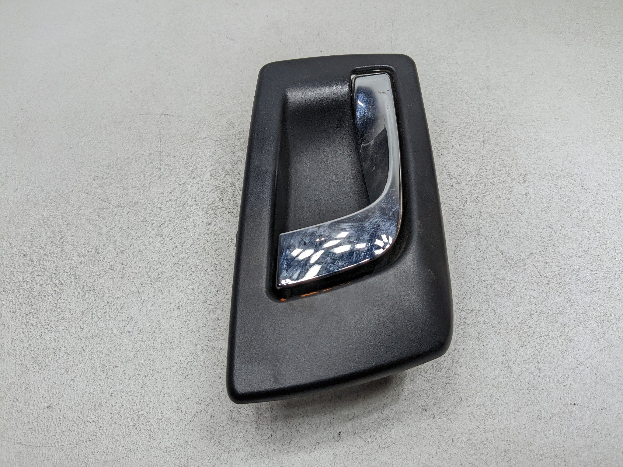 2004 - 2009 CADILLAC SRX OEM INTERIOR DOOR HANDLE REAR RIGHT PASSENGER SIDE