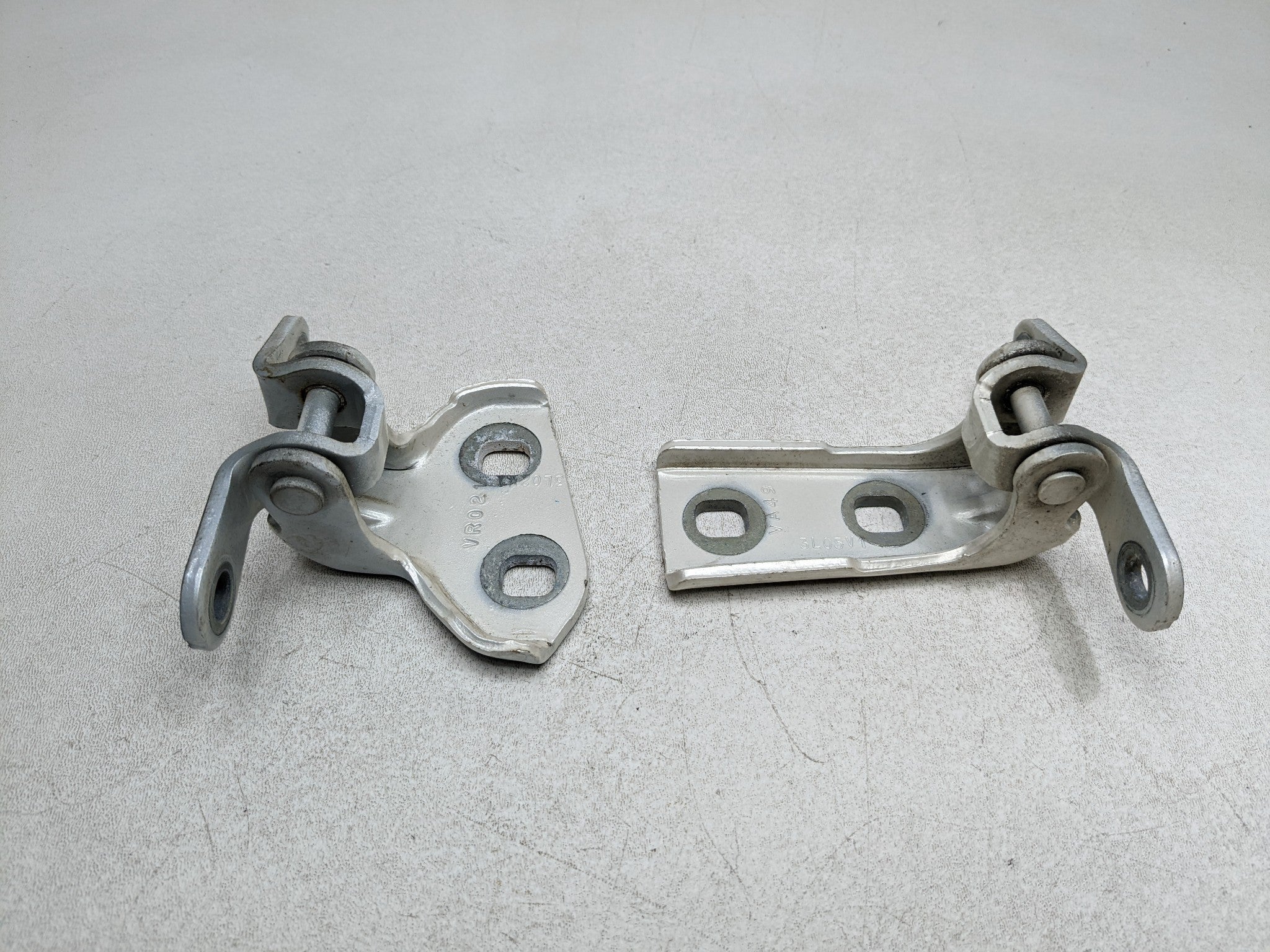 04-09 CADILLAC SRX OEM DOOR HINGE SET UPPER AND LOWER REAR RIGHT PASSENGER SIDE